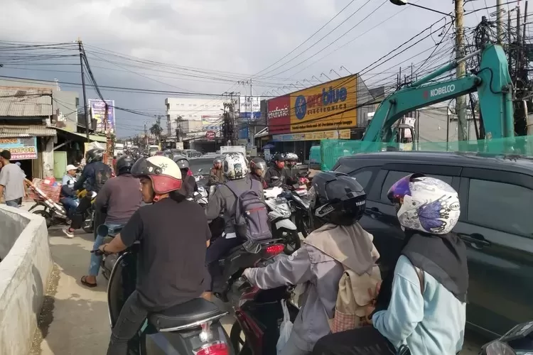 terjadi kemacetan di jembatan mampang. (sumber: jawapos.com)