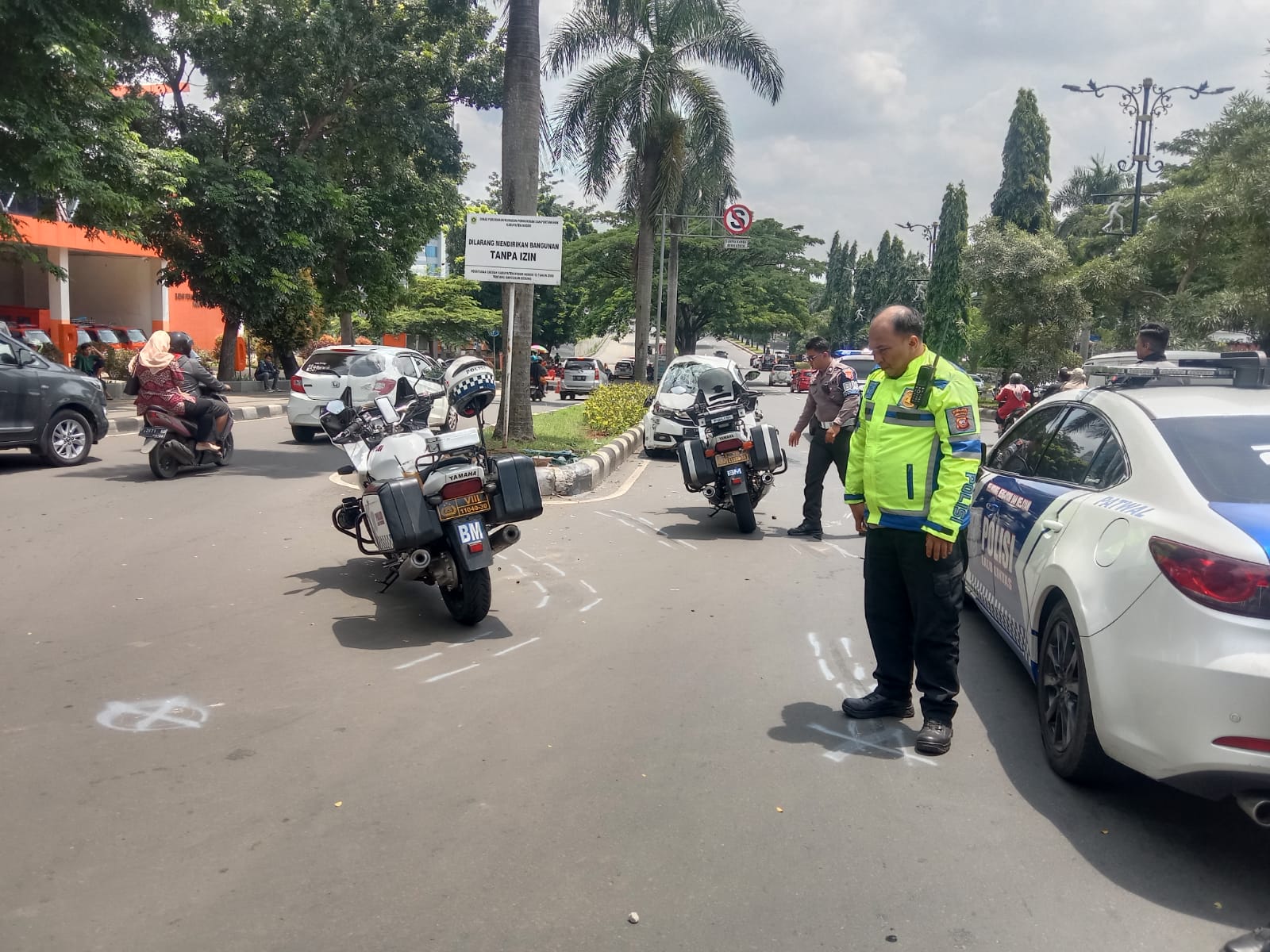 Kecelakaan di Cibinong, mobil terguling di depn CCM. Fikri/Radar Bogor.