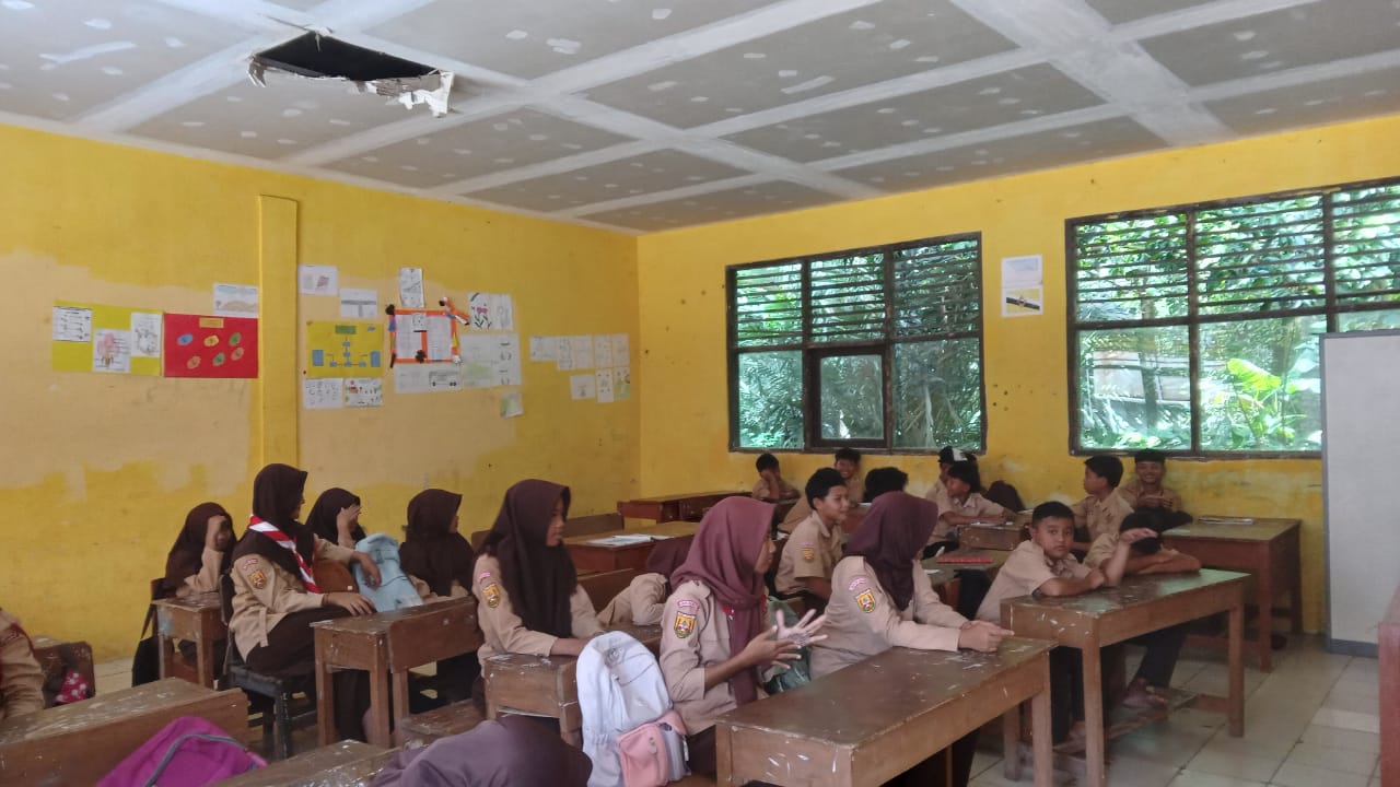Kondisi ruang kelas SDN Sukasari 03. Arifal/Radar Bogor.