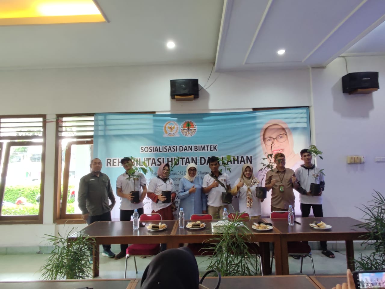 Gerakan penanaman pohon bersama warga Tajur Bogor untuk kurangi polusi. Reka/Radar Bogor.