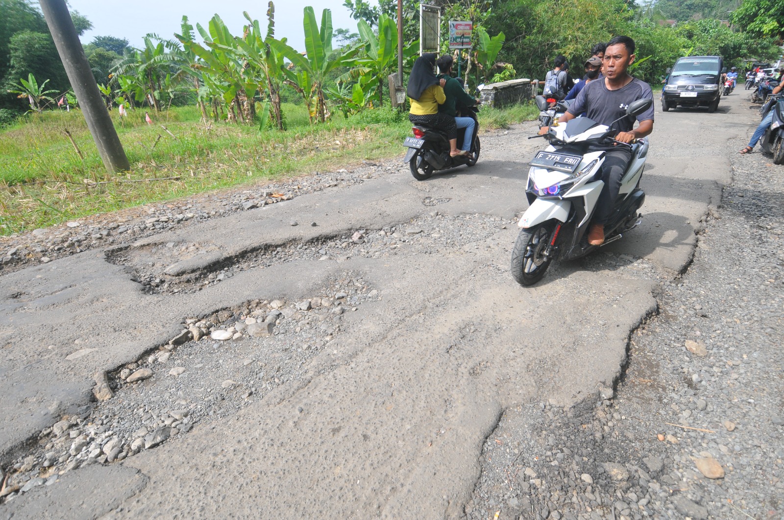 Pengendara melintas di Jalan Raya Sukamakmur, Kabupaten Bogor, Jawa Barat. Banyaknya jalan dalam kondisi rusak menjadi sorotan dan perhatian warga. Foto : Radar Bogor / Hendi Novian