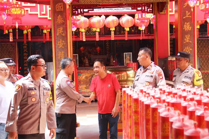 Sejumlah vihara di Kecamatan Tamansari, Jakarta Barat dilakukan pemeriksaan keamananuntuk memastikan keamanan dan ketertiban selama perayaan tahun baru Imlek 2575 pada Sabtu, 10 Februari 2024. (Sumber: Jawapos.com)