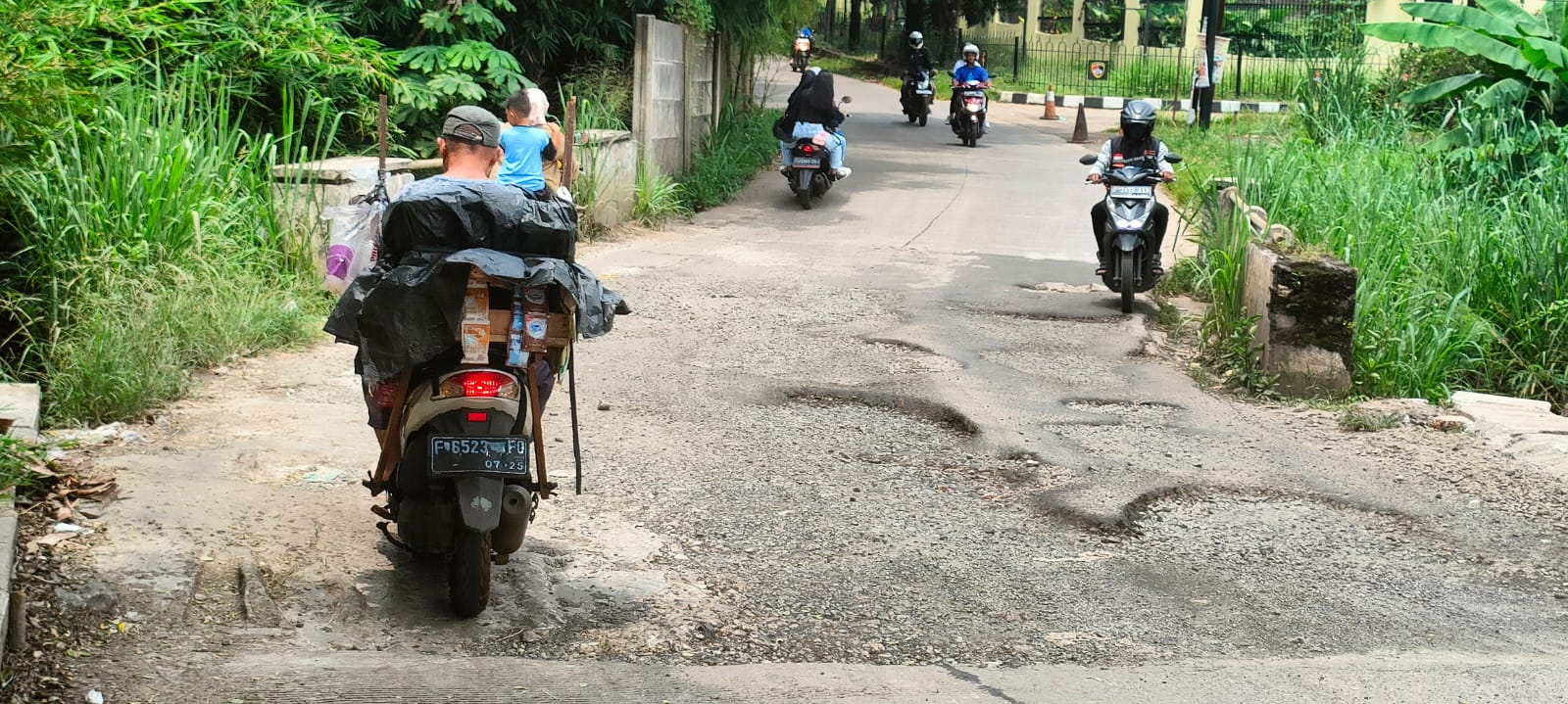 Kondisi jembata di Desa Cimanggis Bojonggede yang rusak pada permukaannya.