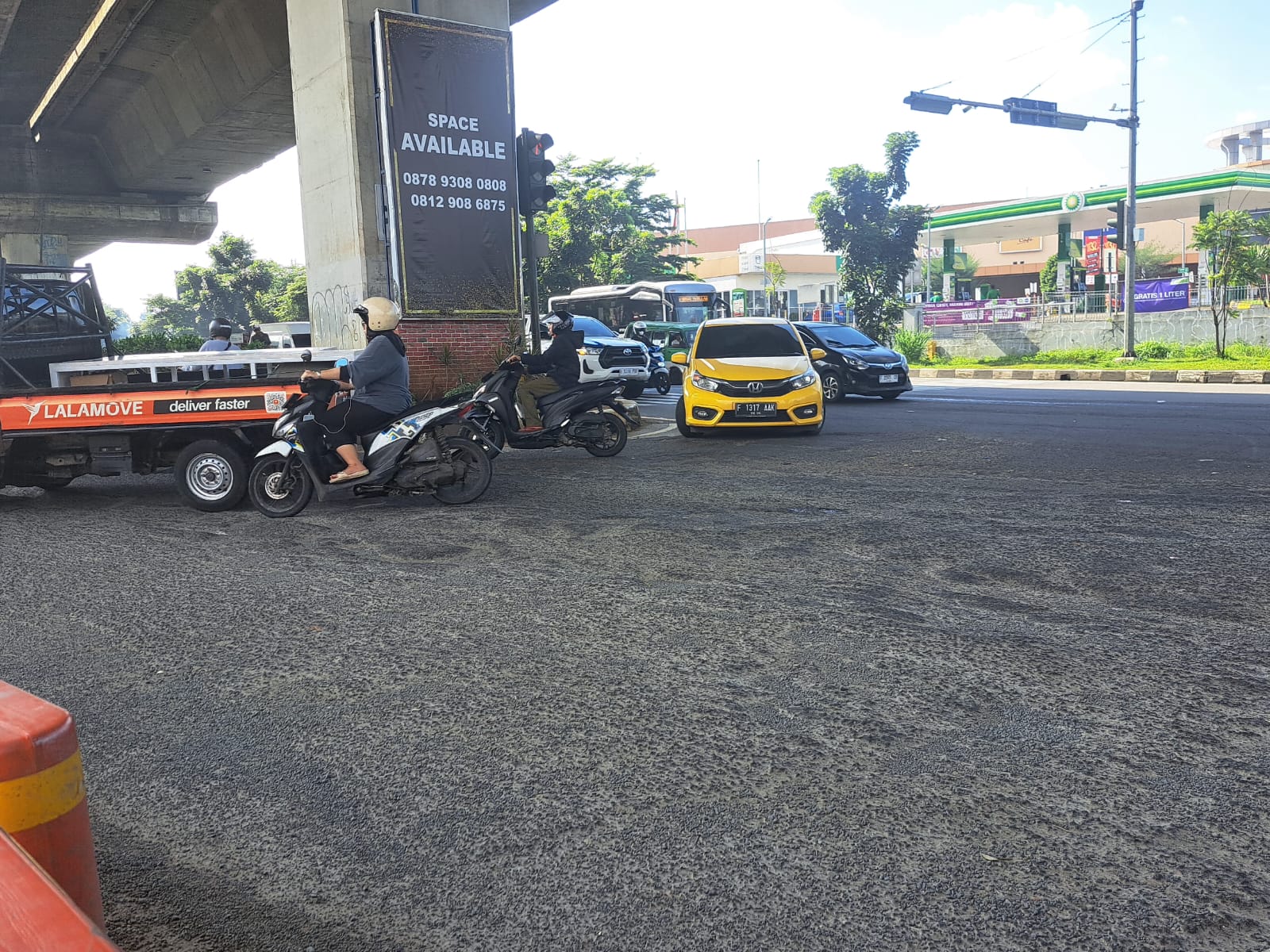 Jalan Sholeh Iskandar simpang Lotte Mart rusak parah mengganggu keamanan dan kenyamanan para pengendara. Foto: Reka/Radar Bogor