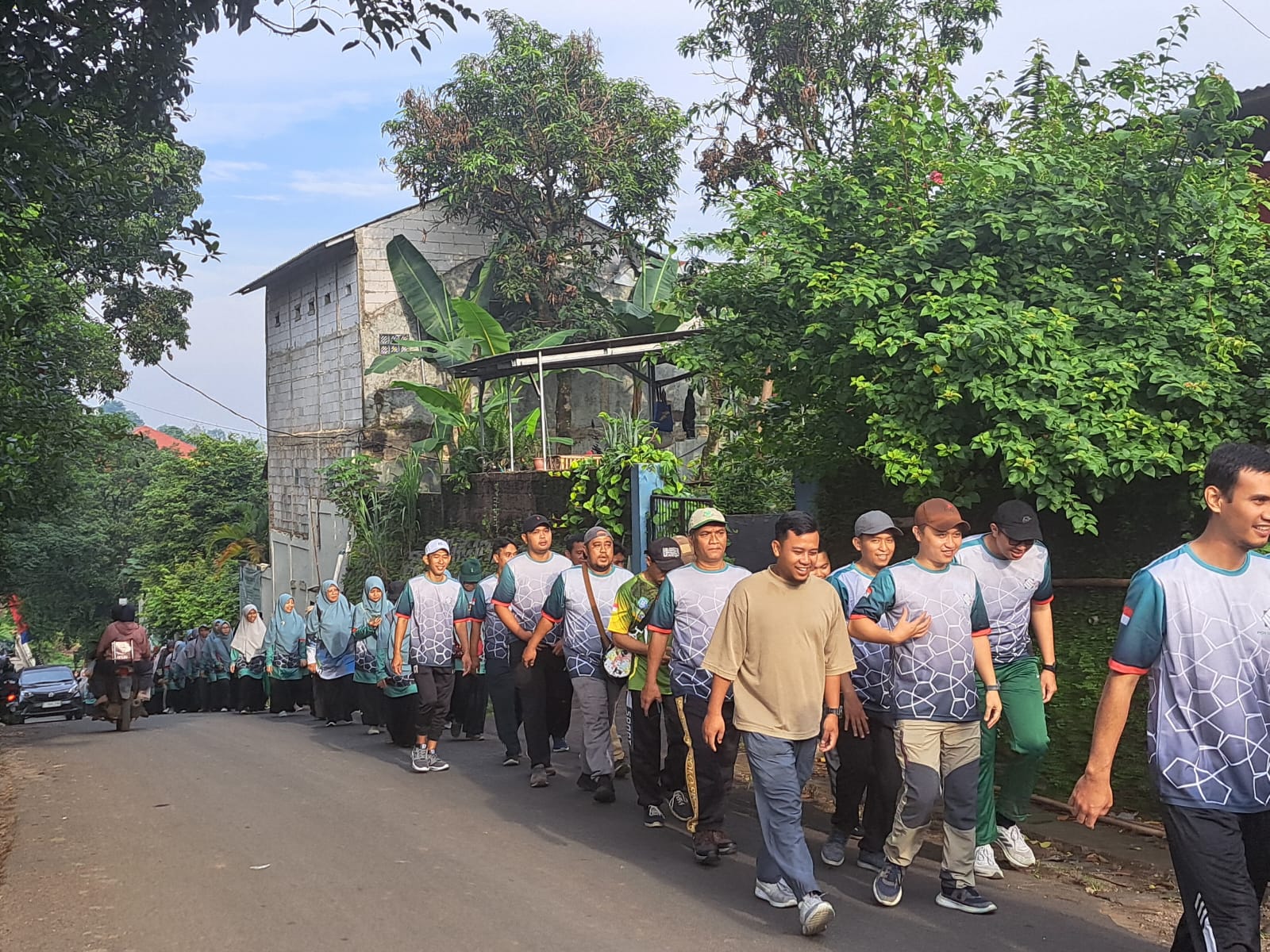 Yayasan Ummul Quro Bogor menggelar kegiatan jalan sehat pada Sabtu (24/2/2024). Kegiatan ini merupakan bagian dari penutupan event Pekan Olahraga Ummul Quro.﻿ REKA/RADAR BOGOR