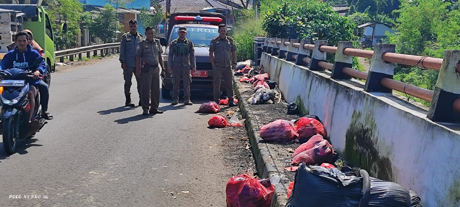 Kondisi Jembatan Rancabungur yang kerap jadi TPS liar.