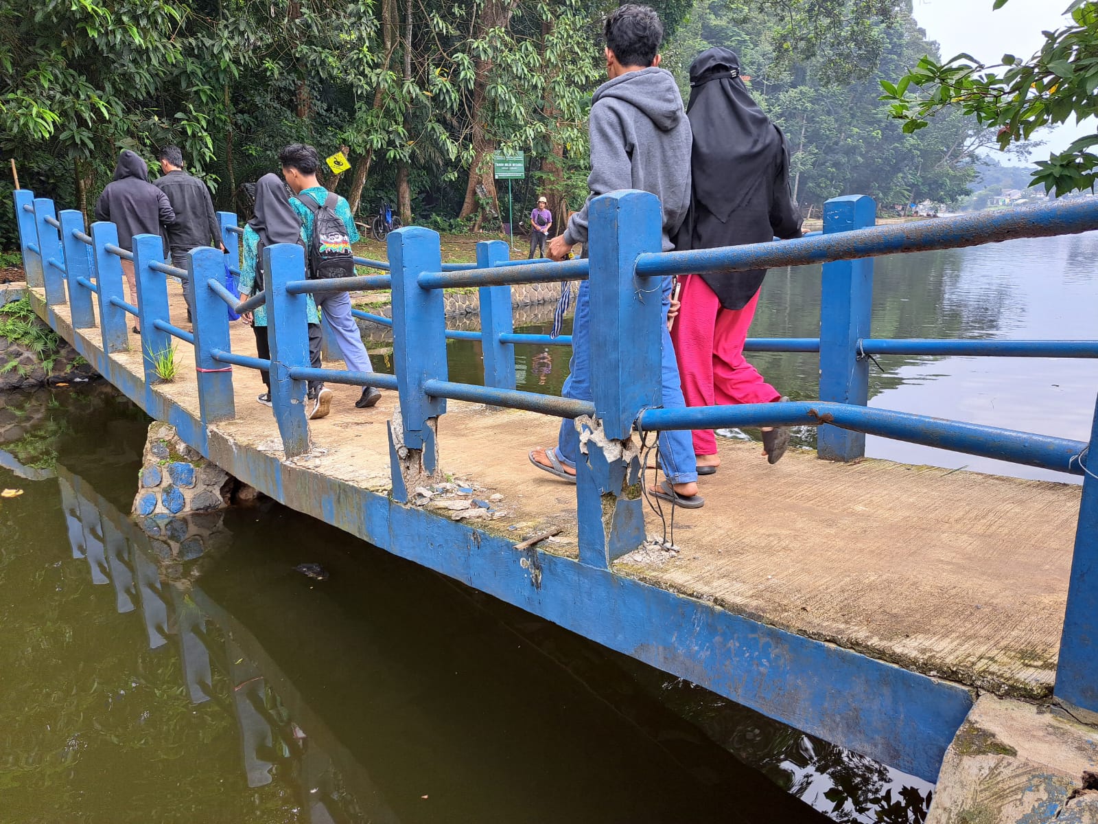 Kondisi Jembatan di Situ Gede yang mengalami kerusakan. REKA/RADAR BOGOR