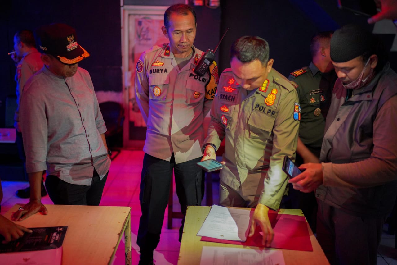 Satpol PP Kota Bogor bersama Forkopimcam Bogor Tengah, menyegel kafe dan resto Melon99 di ruko dekat Mall Pusat Grosir Bogor, Selasa (6/2/2024).﻿