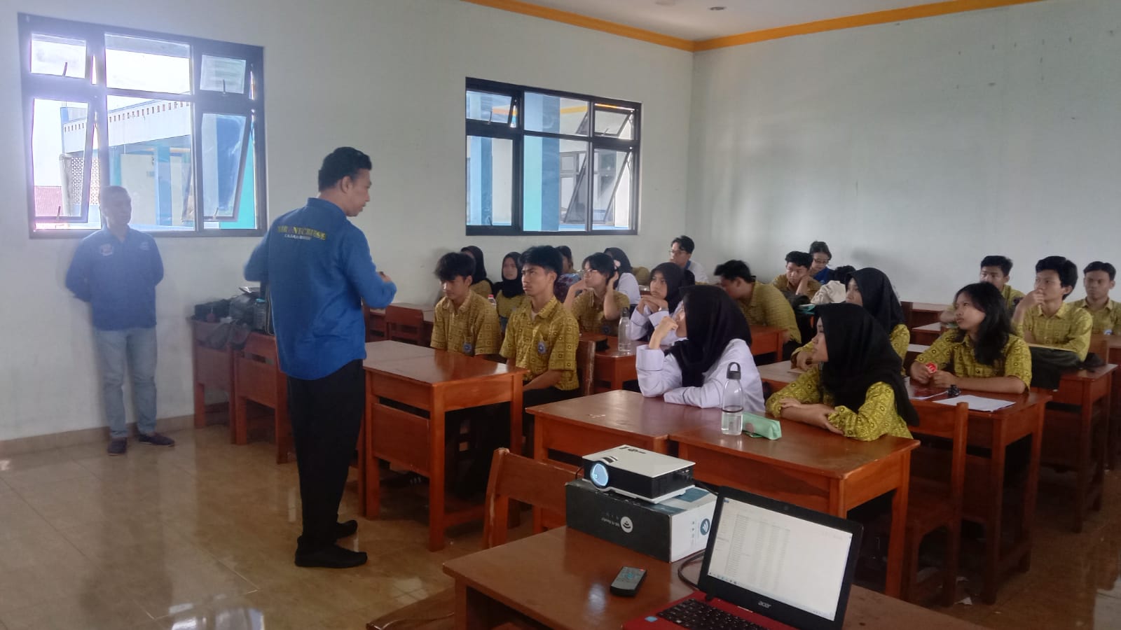 Salah satu kegiatan sosialisasi yang dilakukan MCI kepada siswa dan siswi SMK di wilayah Cibinong, Rabu (28/2/2024), foto: Jaenal