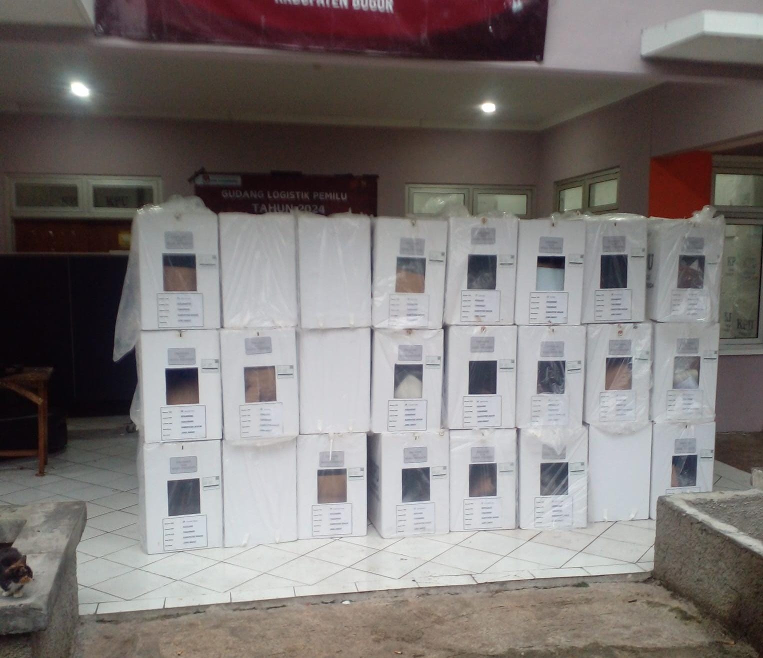 Persiapan pengembalian kotak suara PPK Tamansari ke gudang KPUD Kabupaten Bogor