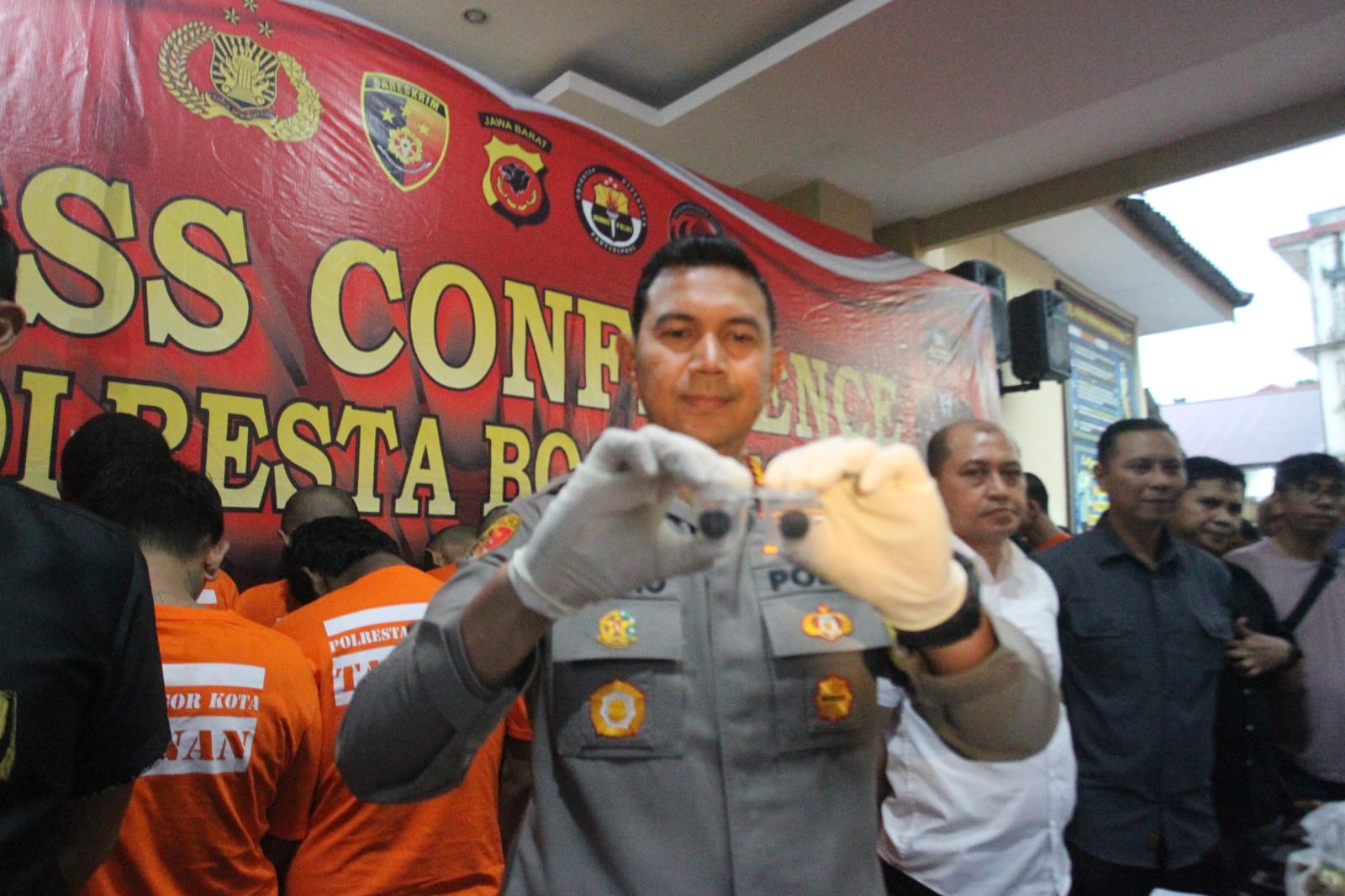 Press rillis tersangka penyalahgunaan narkoba jenis ganja yang dicampur dengan coklat. SOFYANSYAH/RADAR BOGOR