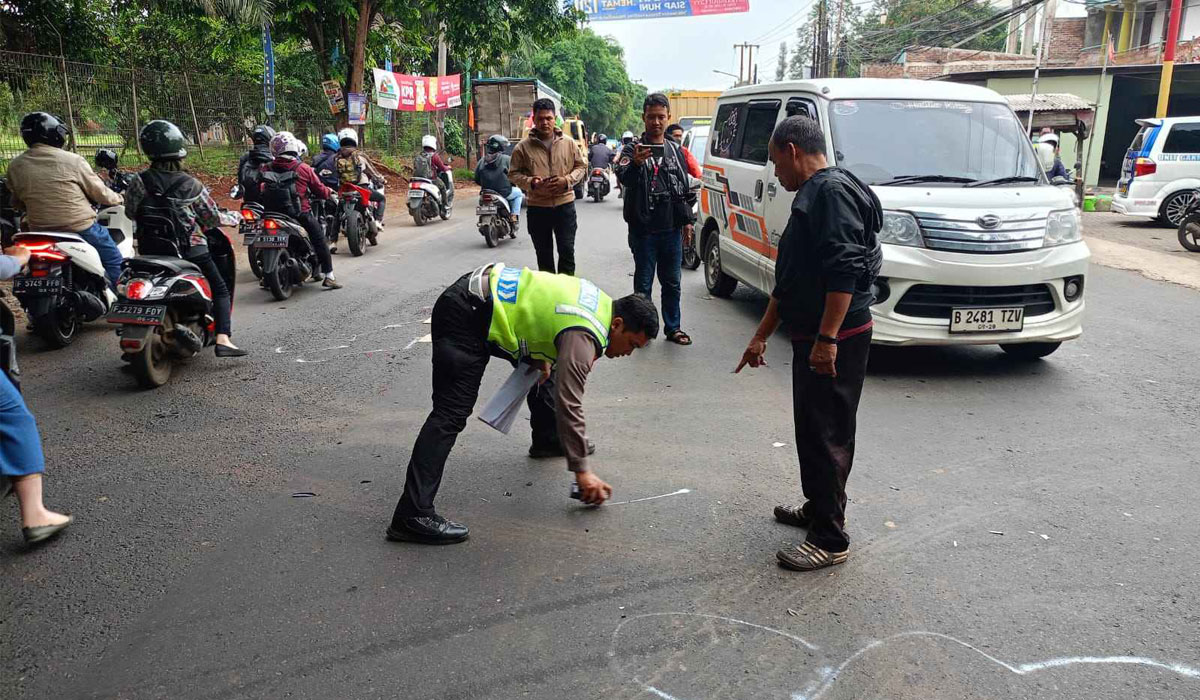 Petugas Lantas Polres Bogor unit Cileungsi ketika melakukan olah TKP laka yang menewaskan satu pelajar asal Cileungsi, Selasa (6/2/2024).