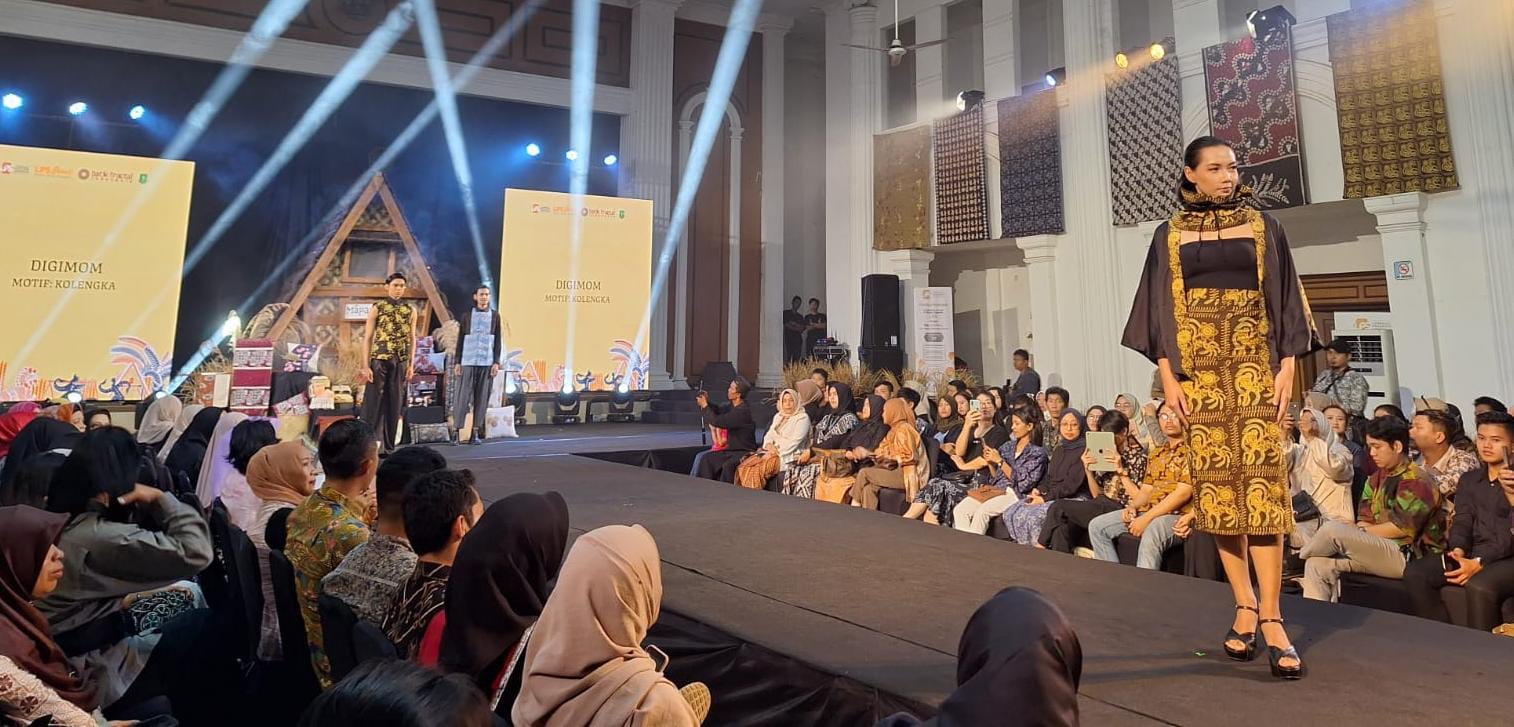 LPS bekerja sama dengan Batik Fractal menggelar Peragaan Busana dan Pameran Produk Hasil Pelatihan LPS-Batik Fractal tahap satu bertajuk Mapag Sri.