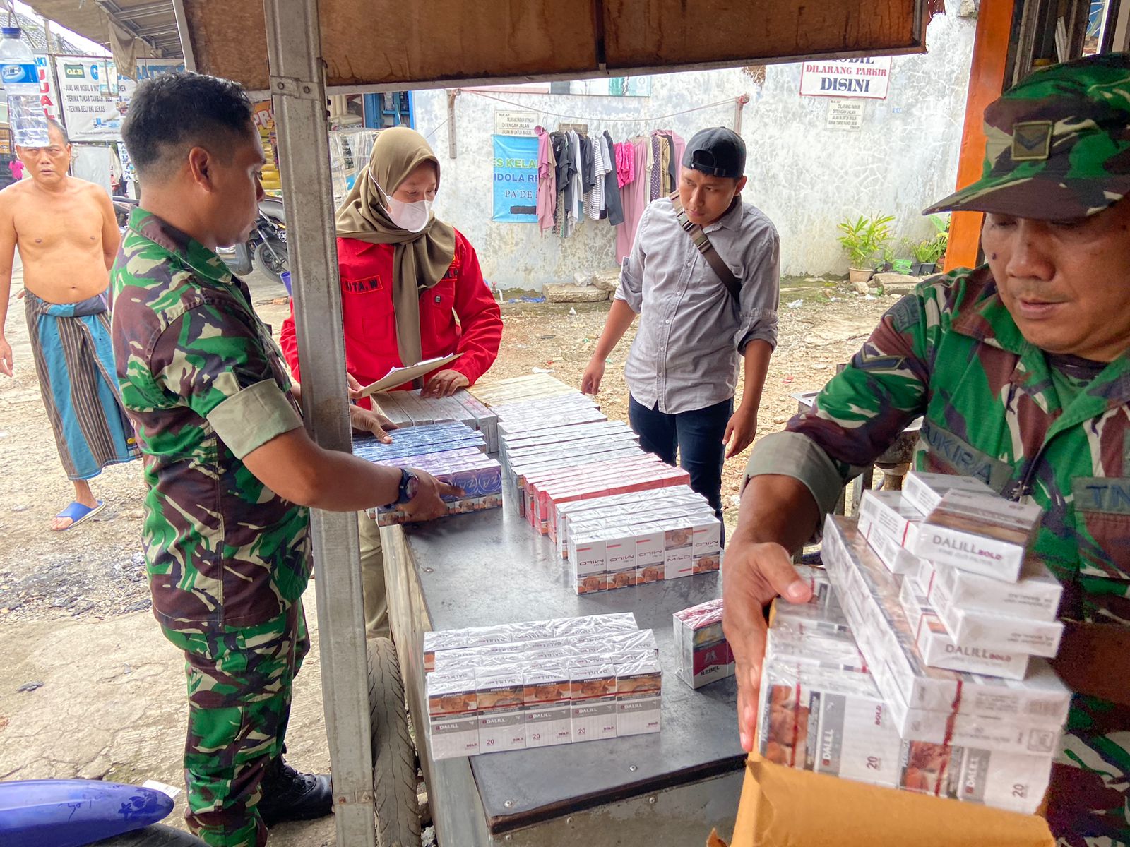 Ribuan bungkus rokok ilegal yang disita petugas gabungan saat sidak ke sejumlah toko di Kota Bogor pada Selasa (27/2/2024).﻿