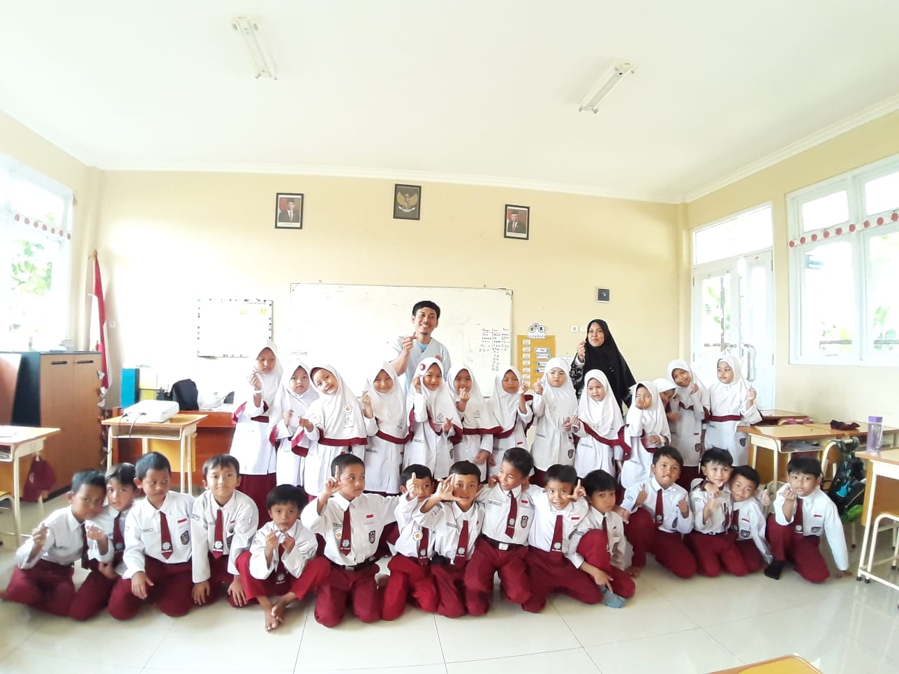 Salah seorang perawat RSUD Leuwiliang Yayang Cahyadi Anugrah mendapat kehormatan menjadi guru di SDIT Suwarna Dramaga sebagai Guest Teacher.﻿