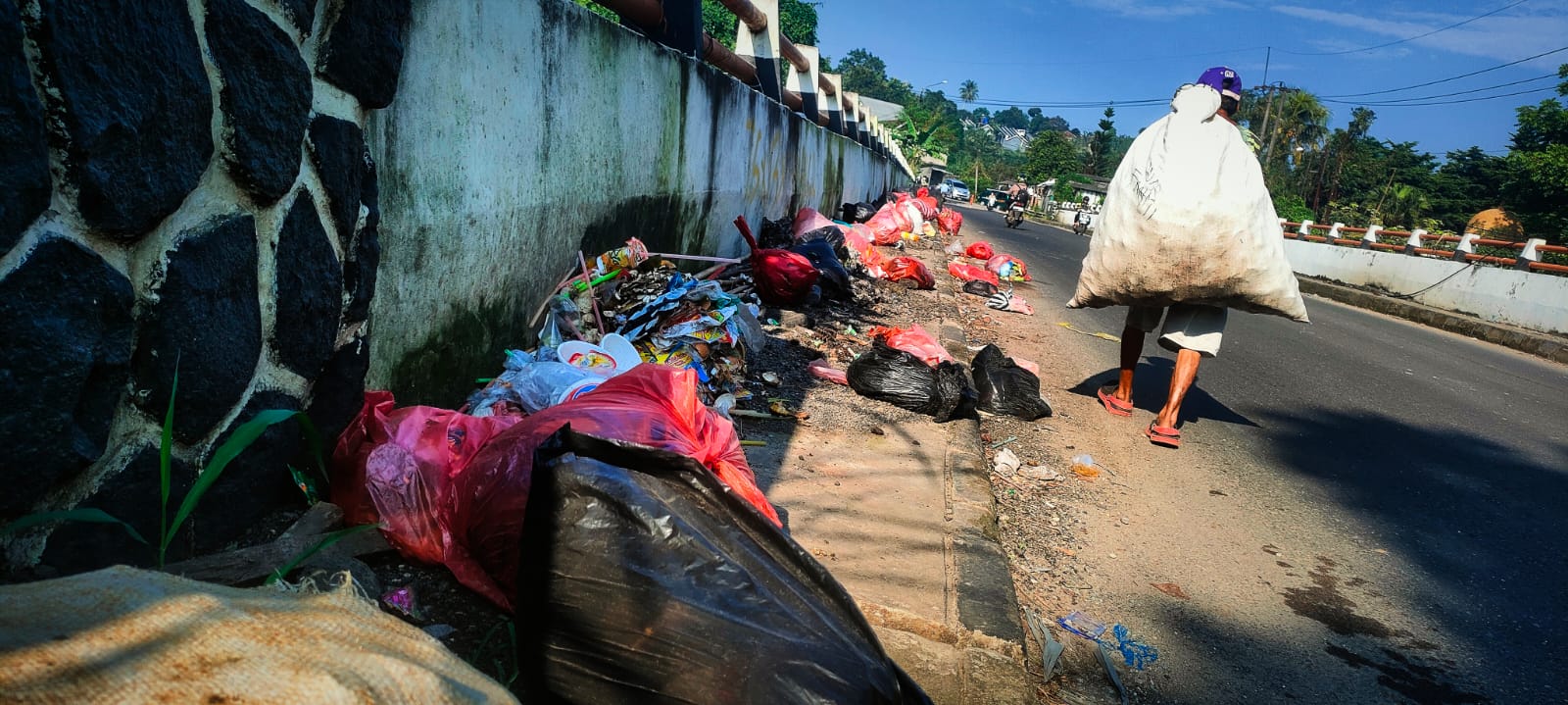 Sampah menumpuk di sepanjang Jembatan Rancabungur, Kabupaten Bogor Selasa (20/2/2024). ARIFAL/RADAR BOGOR