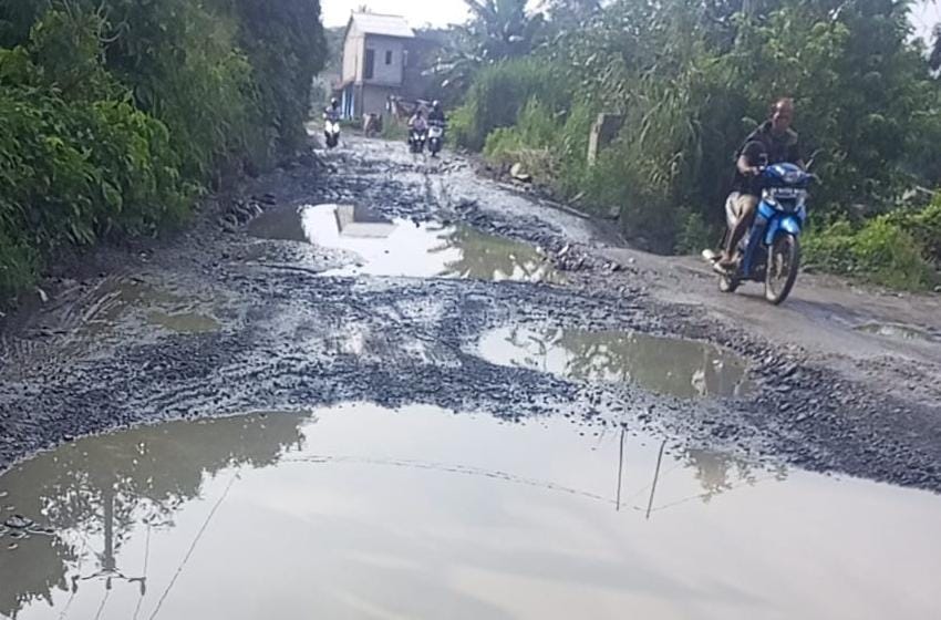 Kondisi jalan di Kecamatan Rumpin yang berlubang dan penuh kubangan.