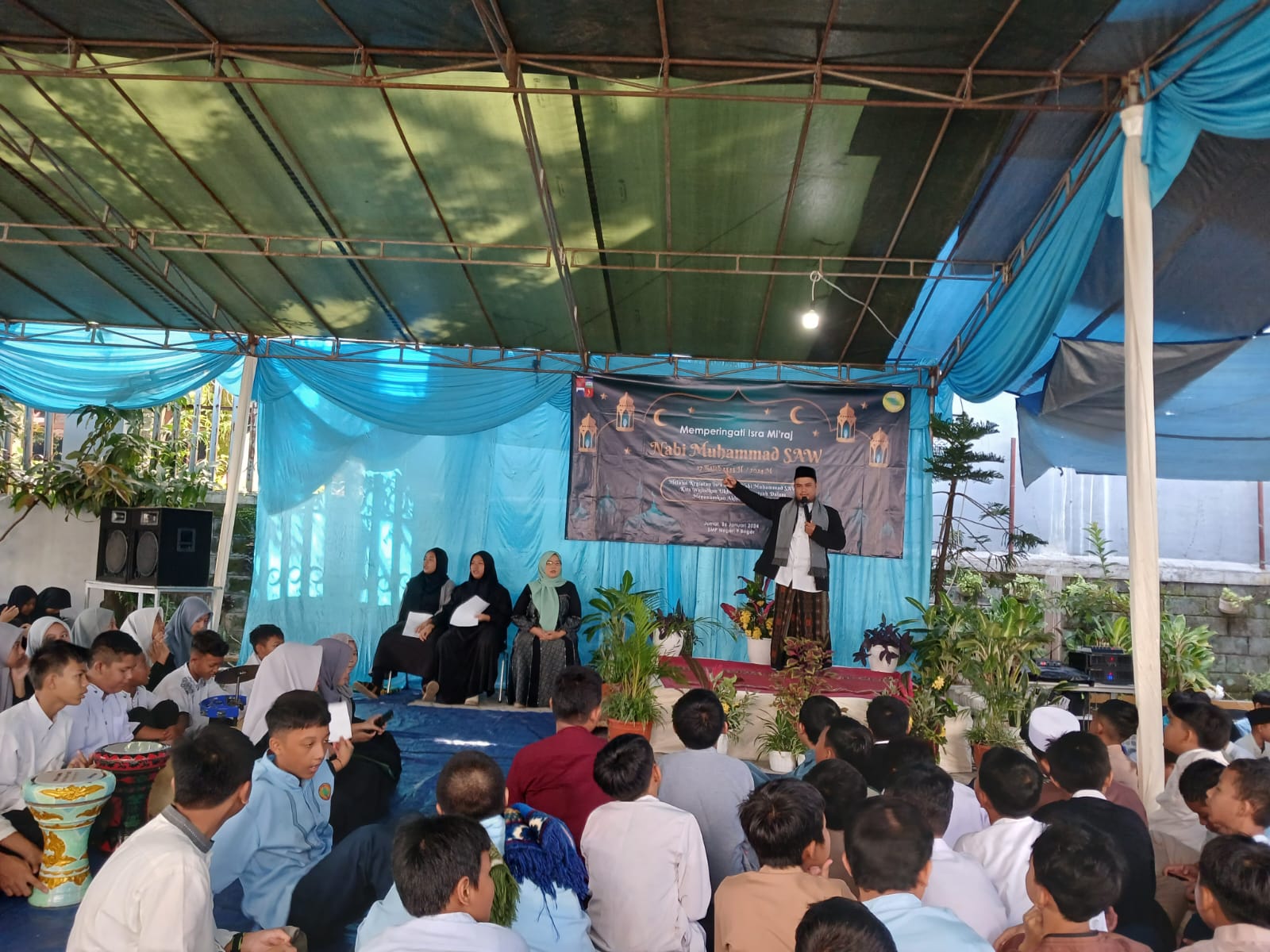Ratusan siswa SMPN 9 Bogor merayakan Isra Mikraj Nabi Muhammad 1444 H di halaman sekolah, baru-baru ini.