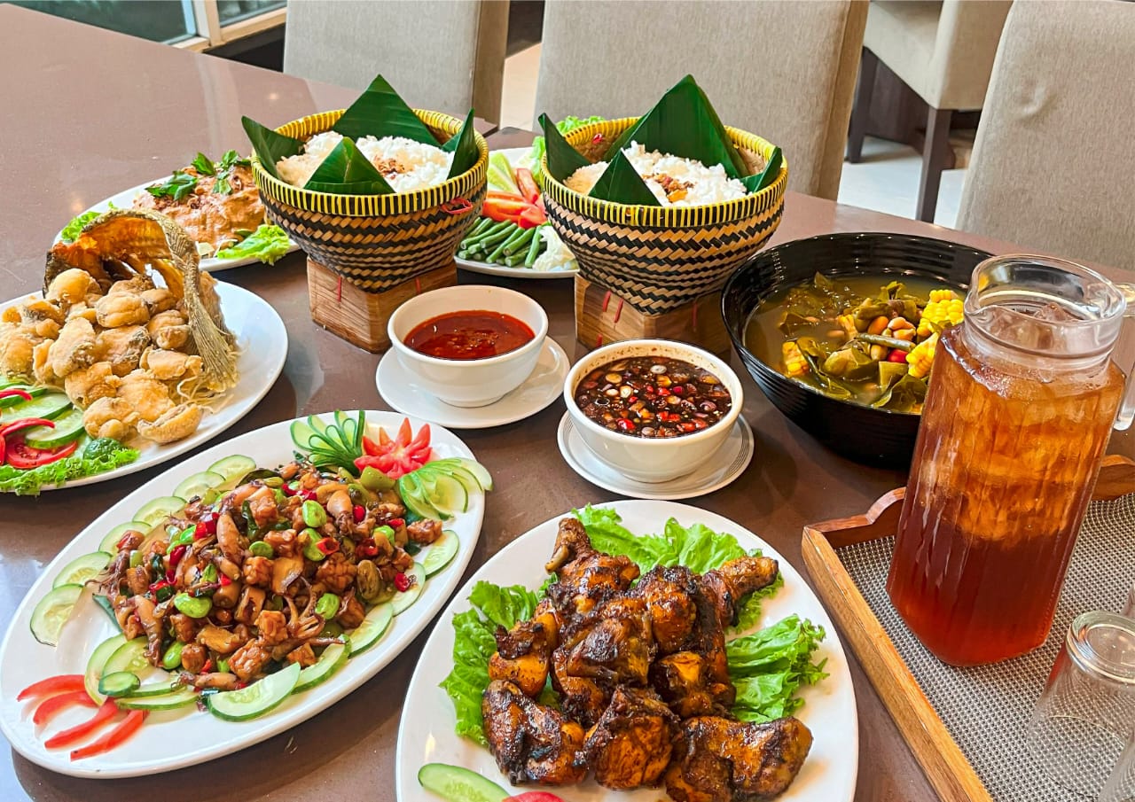 The Sahira Hotel menawarkan sajian Paket Cucurak Nasi Boboko dengan menu yang berlimpah.