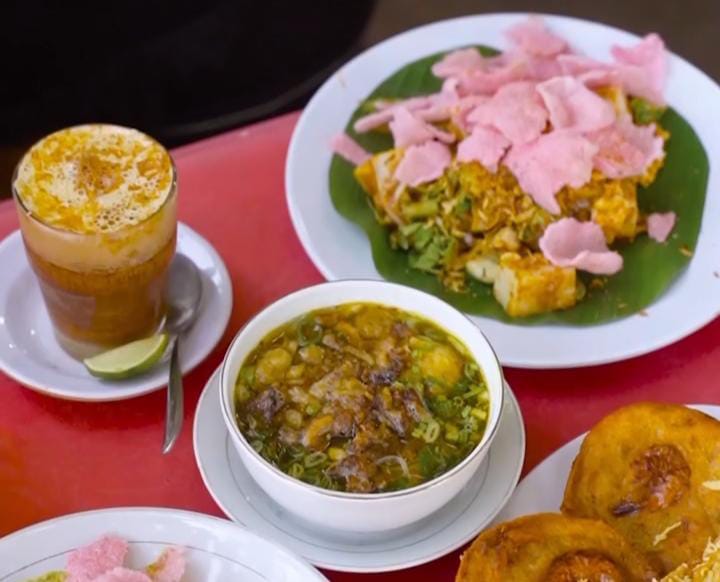 Kuliner Khas Padang Tigo Tungku Uni Sherly, yang berlokasi diJalan Achmad Adnawijaya St No.43, Kelurahan Tegal Gundil, Kecamatan Bogor Utara, Kota Bogor.