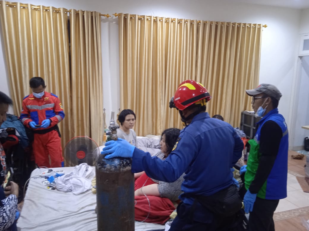 Petugas Rescue Damkat Kabupaten Bogor saat mengevakuasi wanita penderita obesitas di Telaga Kahuripan, Kemang.