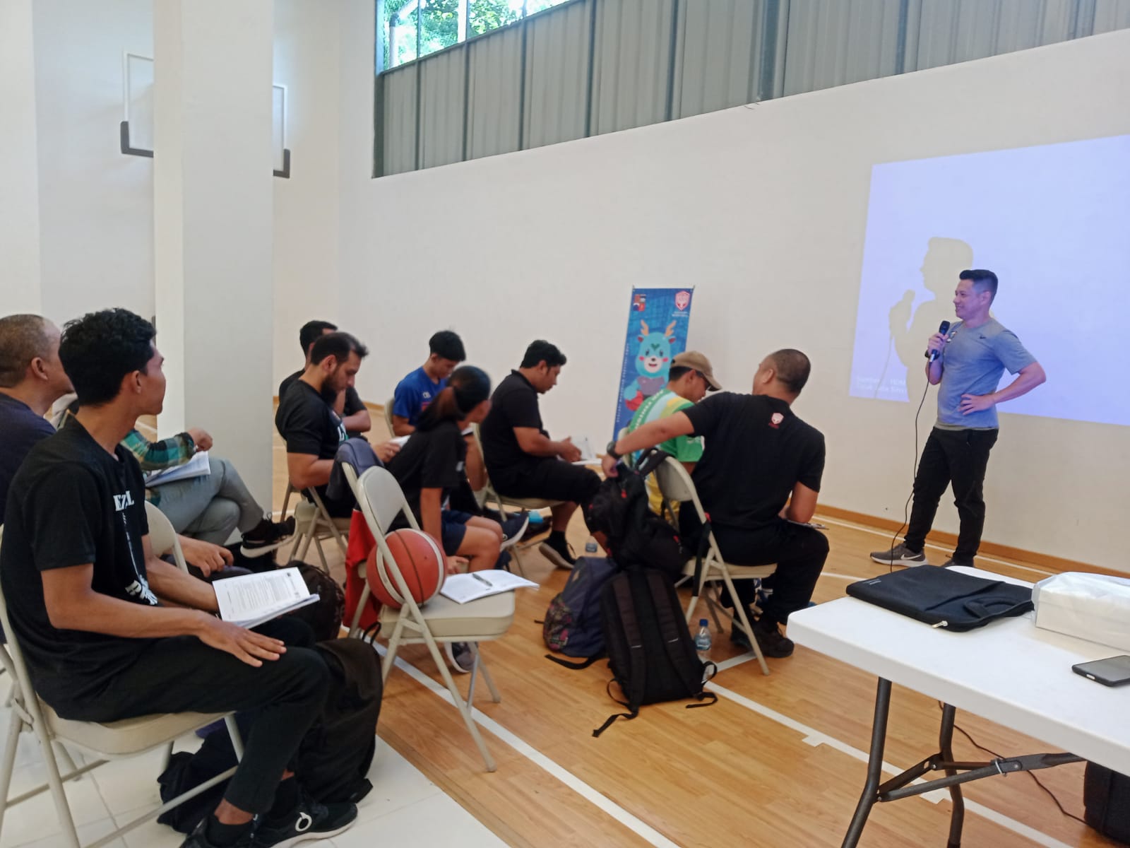 Wasit berlisensi FIBA, Budi Marfan memberikan materi. (IST)