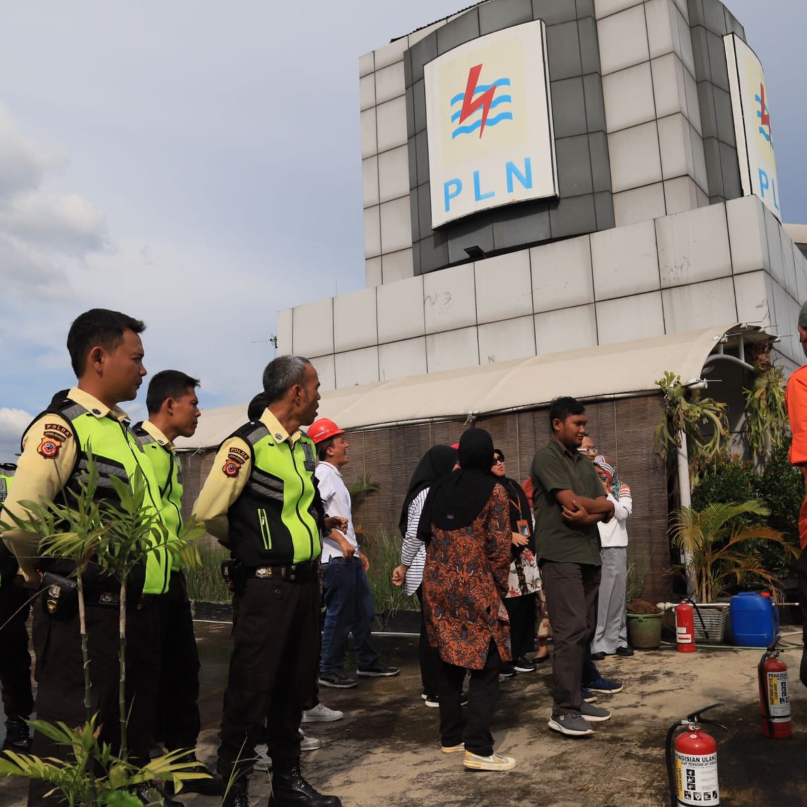 Bulan K3 Nasional, para karyawan PLN UP3 Bogor mengikuti pelatihan tanggap darurat.