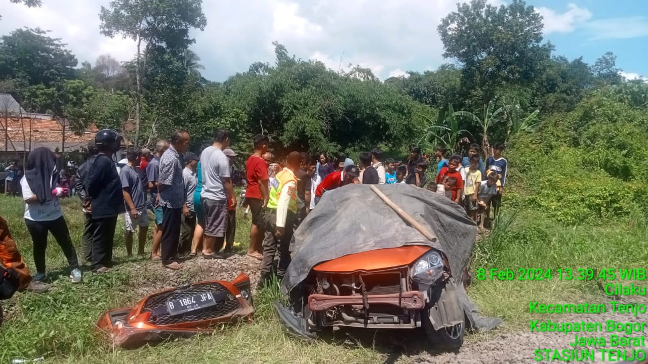 Satu mobil tertabrak kereta commuter line di Kabupaten Bogor, korban kecelakaan bertambah. HO/Radar Bogor
