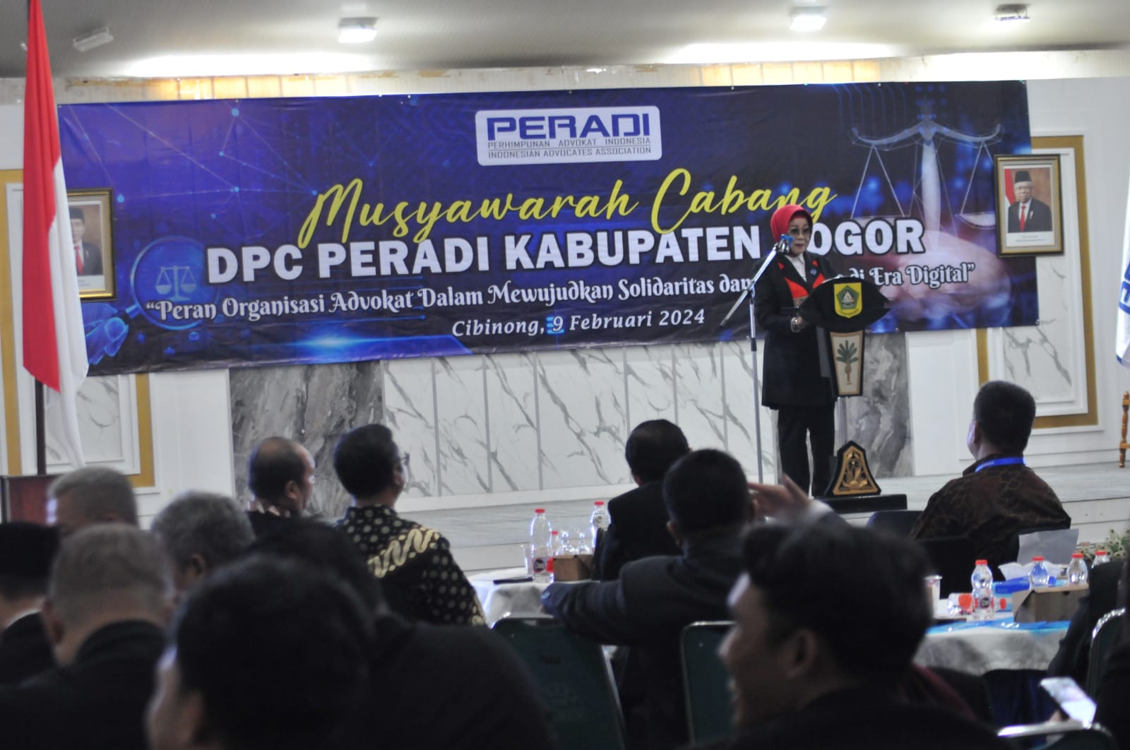 Ketua Peradi Kabupaten Bogor, Tutie H Hastika berikan cenderamata sebelum di laksanakan Musyawarah Daerah Cabang menggantikan dirinya. Foto : Radar Bogor / Hendi Novian