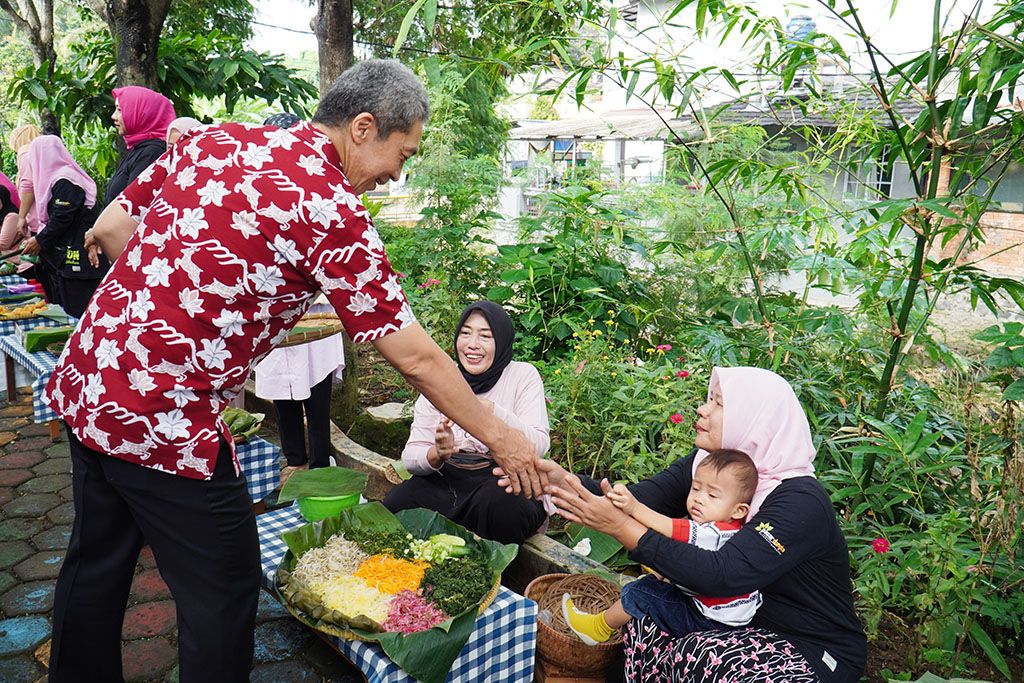Wakil Wali Kota Bogor Dedie A Rachim saat belanja di Pasar Dongko, Senin (12/2/2024). IST
