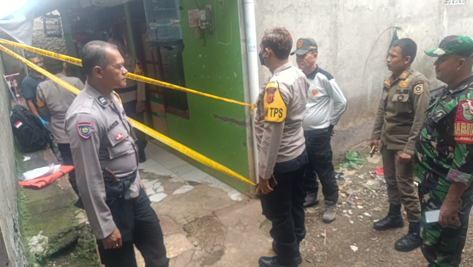 Polisi mengamankan TKP menantu tega bunuh mertua di Gunung Putri, Kabupaten Bogor. Dok Polsek Gunung Putri