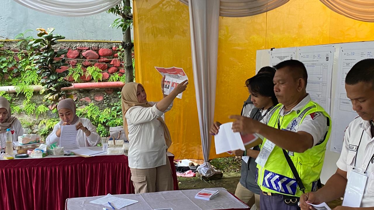 Suasana perhitungan surat suara di TPS tempat Wali Kota Bpgor Bima Arya nyoblos. Dede/Radar Bogor