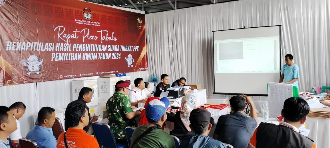 Kondisi terkini proses penghitungan surat suara di wilayah Kecamatan Citeureup oleh PPK Citeureup, Minggu (18/2). Jaenal/Radar Bogor