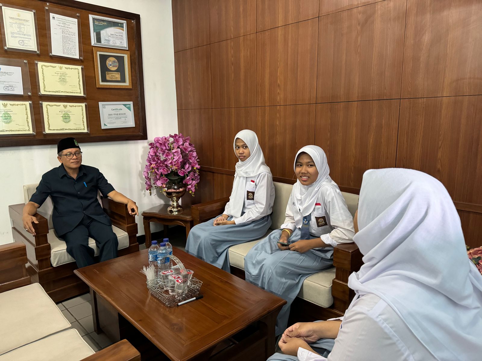 Kepala SMA Plus YPHB Bogor saat diskusi dengan anak-anak didiknya.