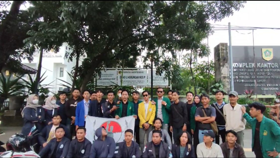 Koordinator BEM se-Bogor Achmad Shobari, bersama mahasiswa lainnya, mendesak adanya pemeriksaan terhadap kejanggalan di proyek mangkrak di Kabupaten Bogor.
