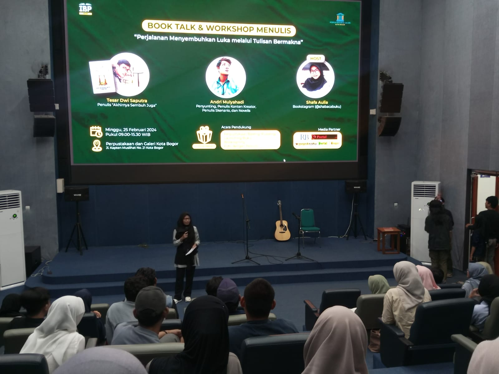 Komunitas Bogor Book Party menggelar Book Talk & Workshop Menulis. Kegiatan ini digelar di Perpustakaan dan Galeri Kota Bogor, Minggu (25/2/2024).