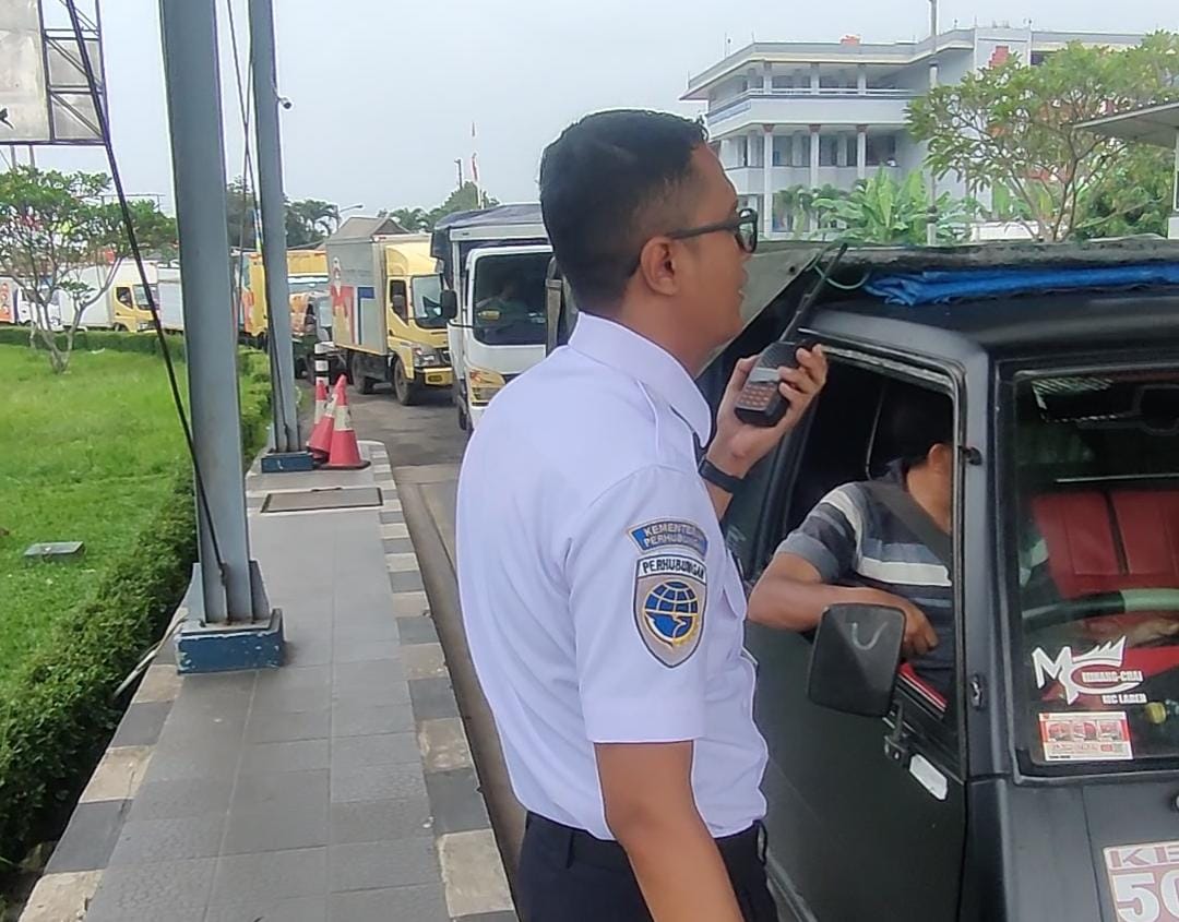 Antrean kendaraan yang akan masuk ke Jembatan Timbang Kemang. Arifal/Radar Bogor
