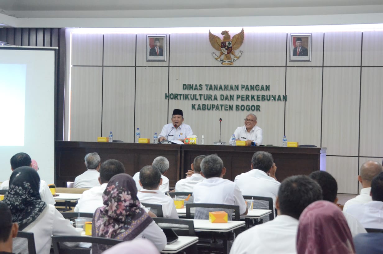 Sekretaris Daerah (Sekda) Kabupaten Bogor, Burhanudin saat memimpin Rapat Evaluasi Kinerja lingkup Dinas Tanaman Pangan, Hortikultura dan Perkebunan (Distanhorbun), di Aula Kantor Distanhorbun, Kota Bogor, Rabu (28/2/2024).