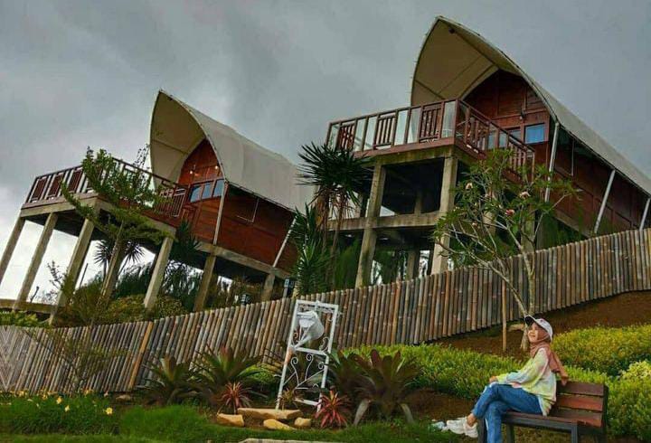 Taman Wisata Alam Sevillage yang berlokasi di Jalan Ziwa Besar, Desa Ciloto, Kecamatan Cipanas, Kabupaten Cianjur, Jawa Barat.