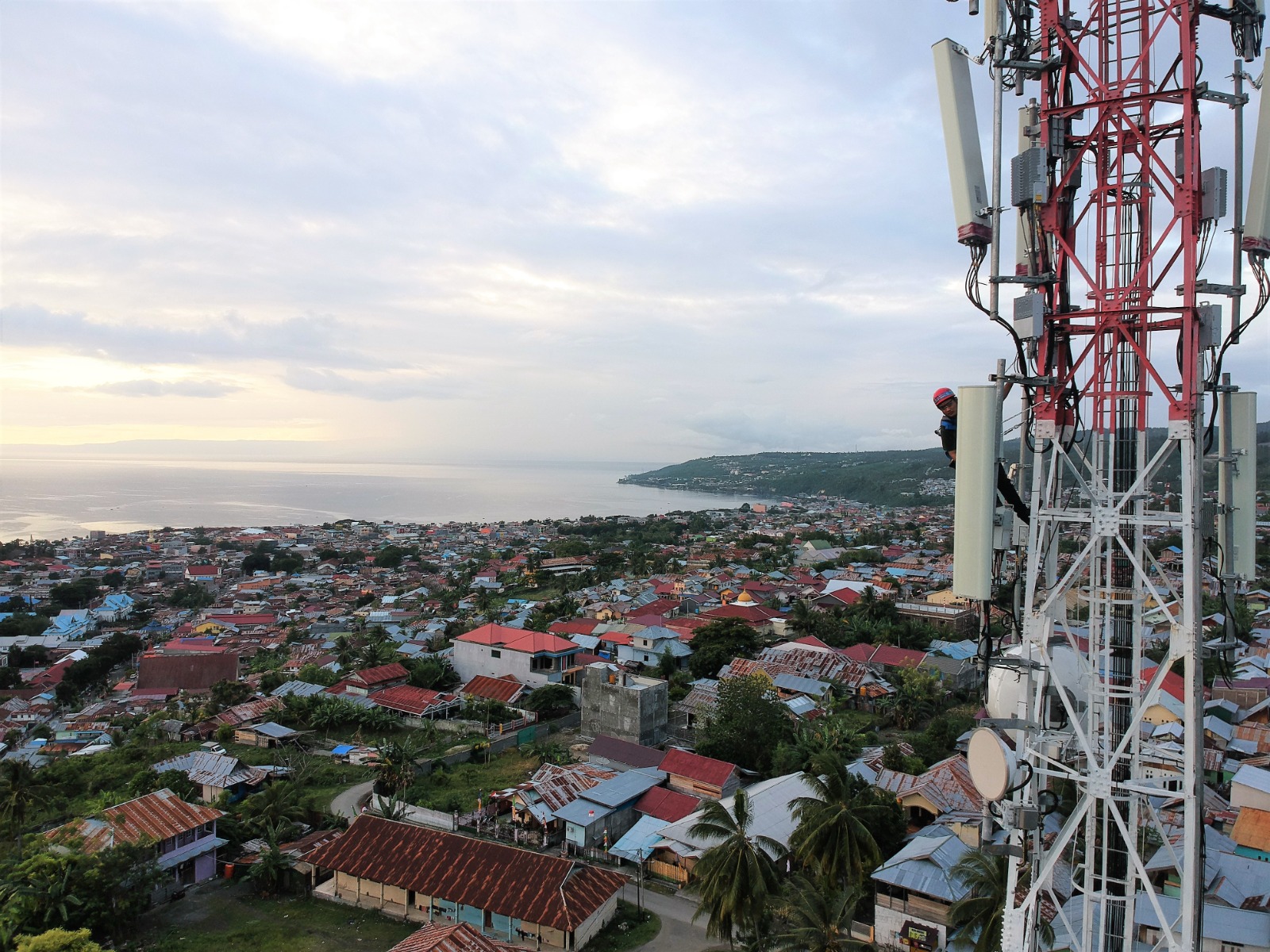 Teknisi melakukan pengecekan jaringan pada perangkat Base Transceiver Station (BTS) milik XL Axiata beberapa waktu lalu.