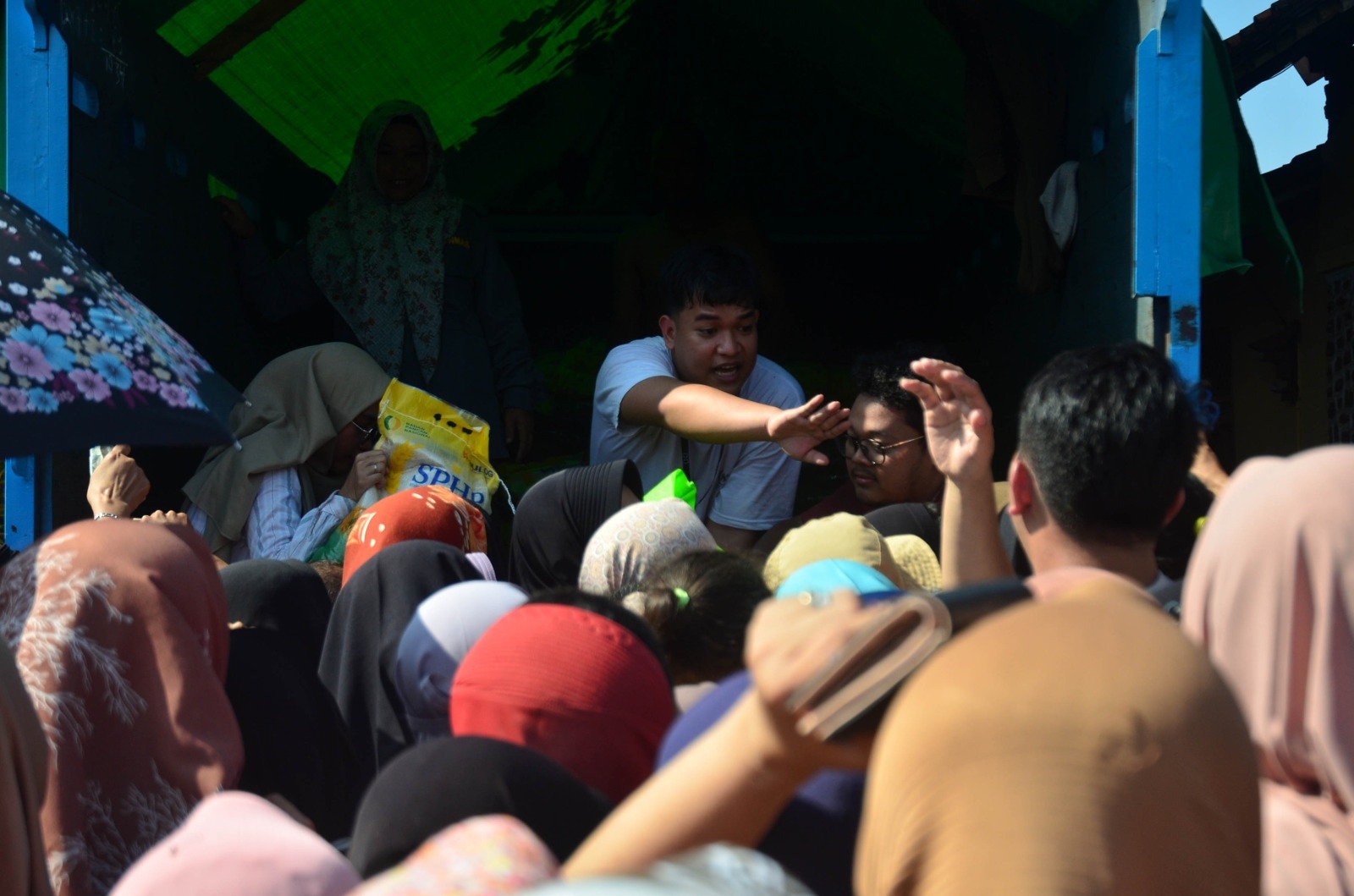 Warga mengunjungi Gerakan Pangan Murah Keliling di Kabupaten Bogor, Jawa Barat. Selasa (27/2/2024). foto : Radar Bogor / Hendi Novian