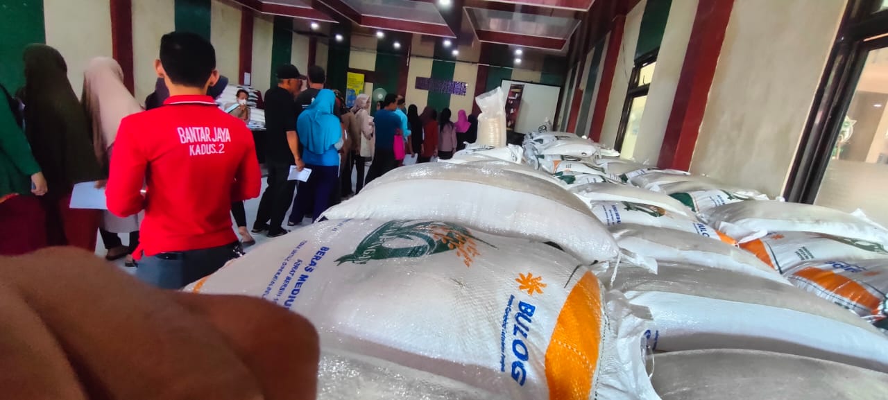 Warga antre bansos beras di Kantor Desa Bantarjaya, Kecamatan Rancabungur, Kabupaten Bogor Sabtu (24/2/2024).
