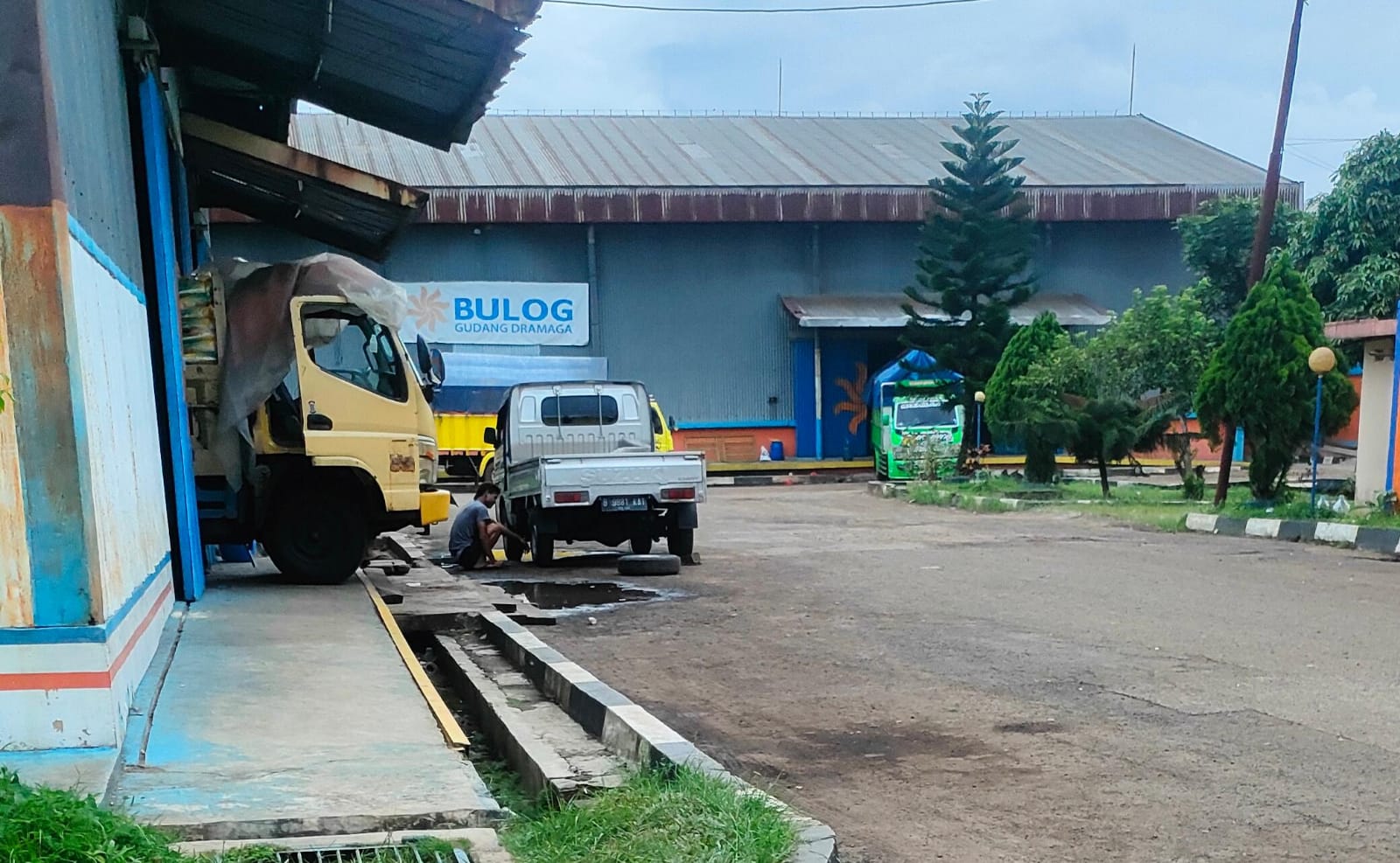 Suasana bongkar muat di Gudang Bulog Dramaga Senin siang (26/2/2024). ARIFAl/RADAR BOGOR