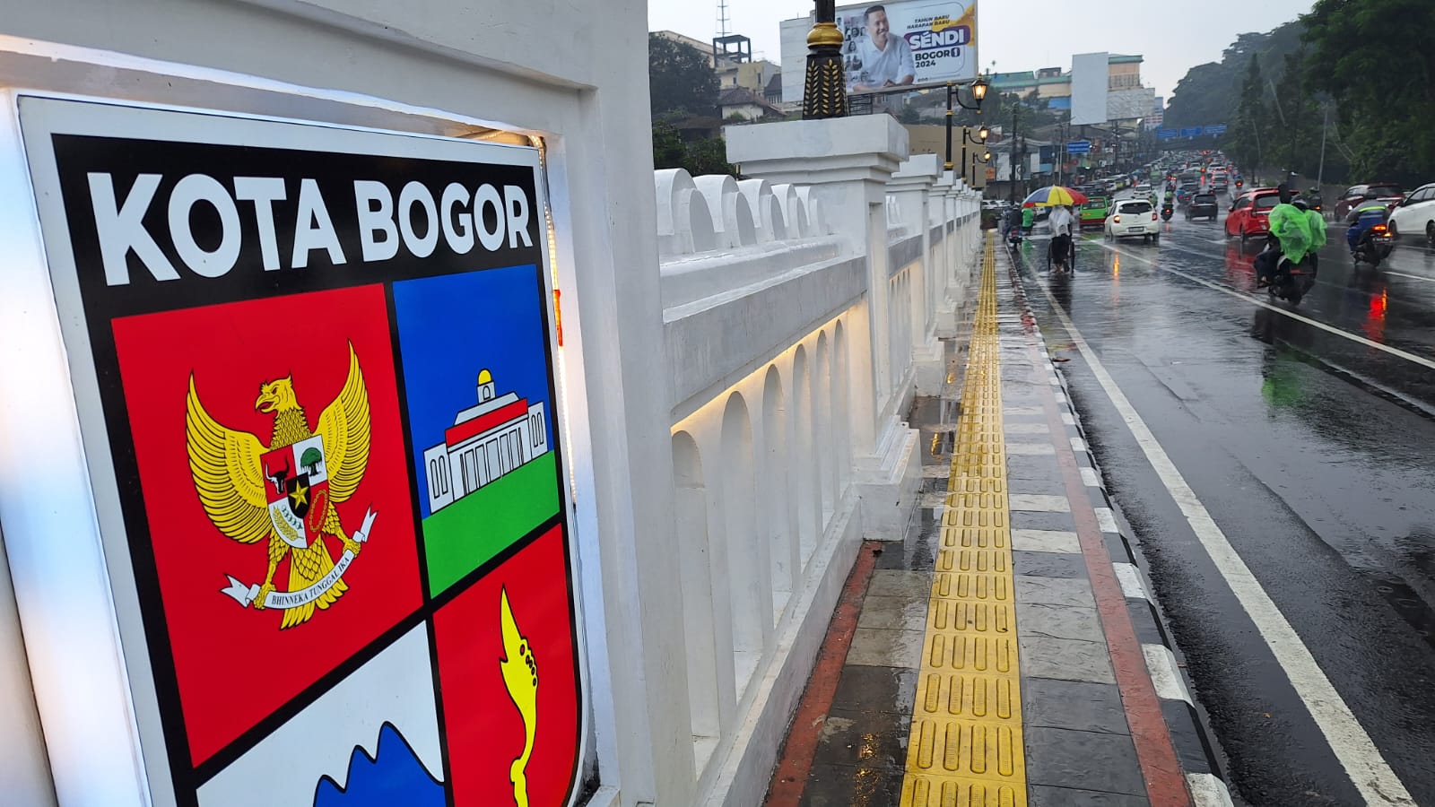 Jembatan Otista Kota Bogor yang kini tengah diperbaiki karena dindingnya rusak. Dede/Radar Bogor