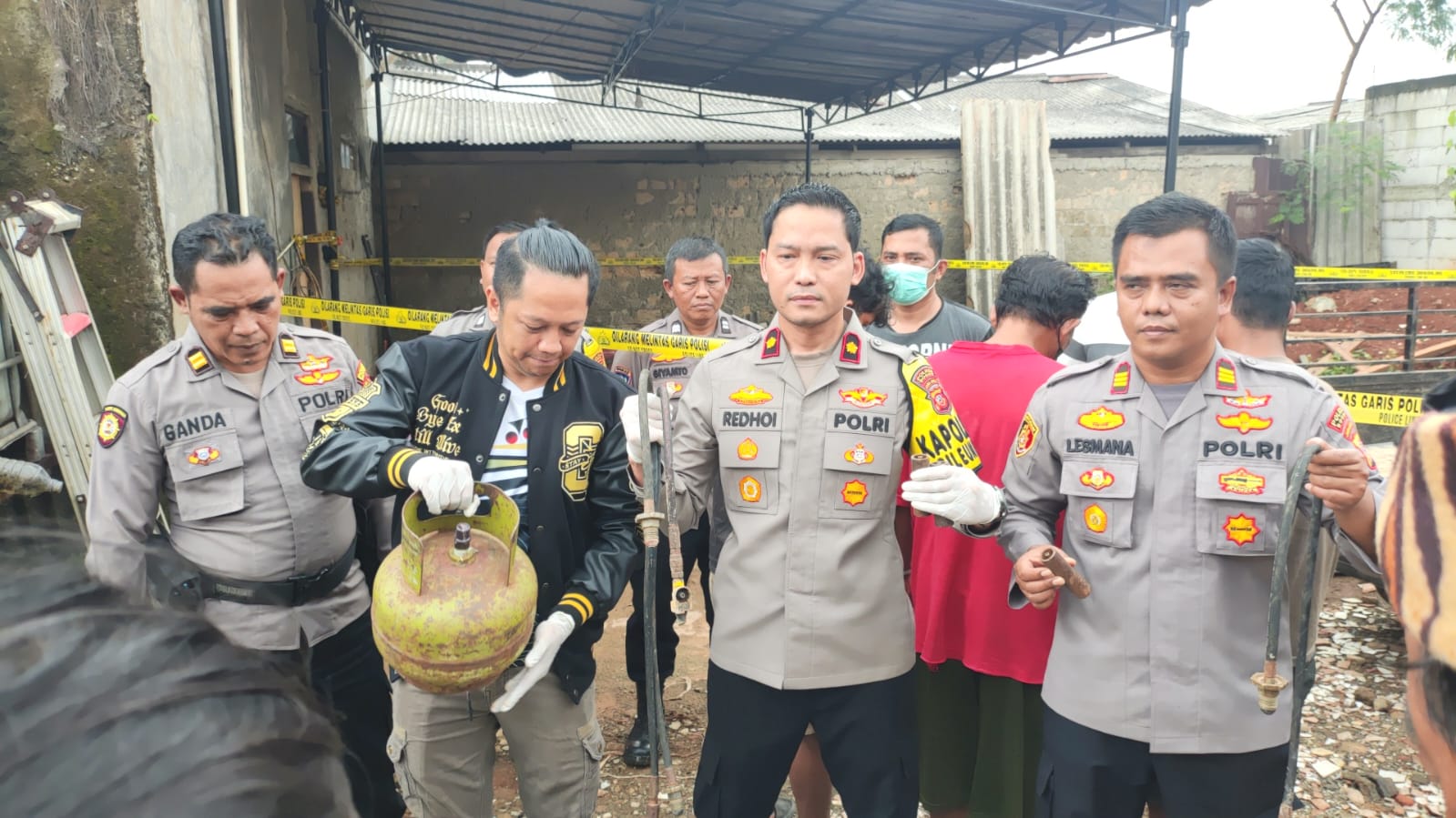 Salah satu aksi mafia pengoplos gas elpiji 3 killogram di wilayah Cileungsi.