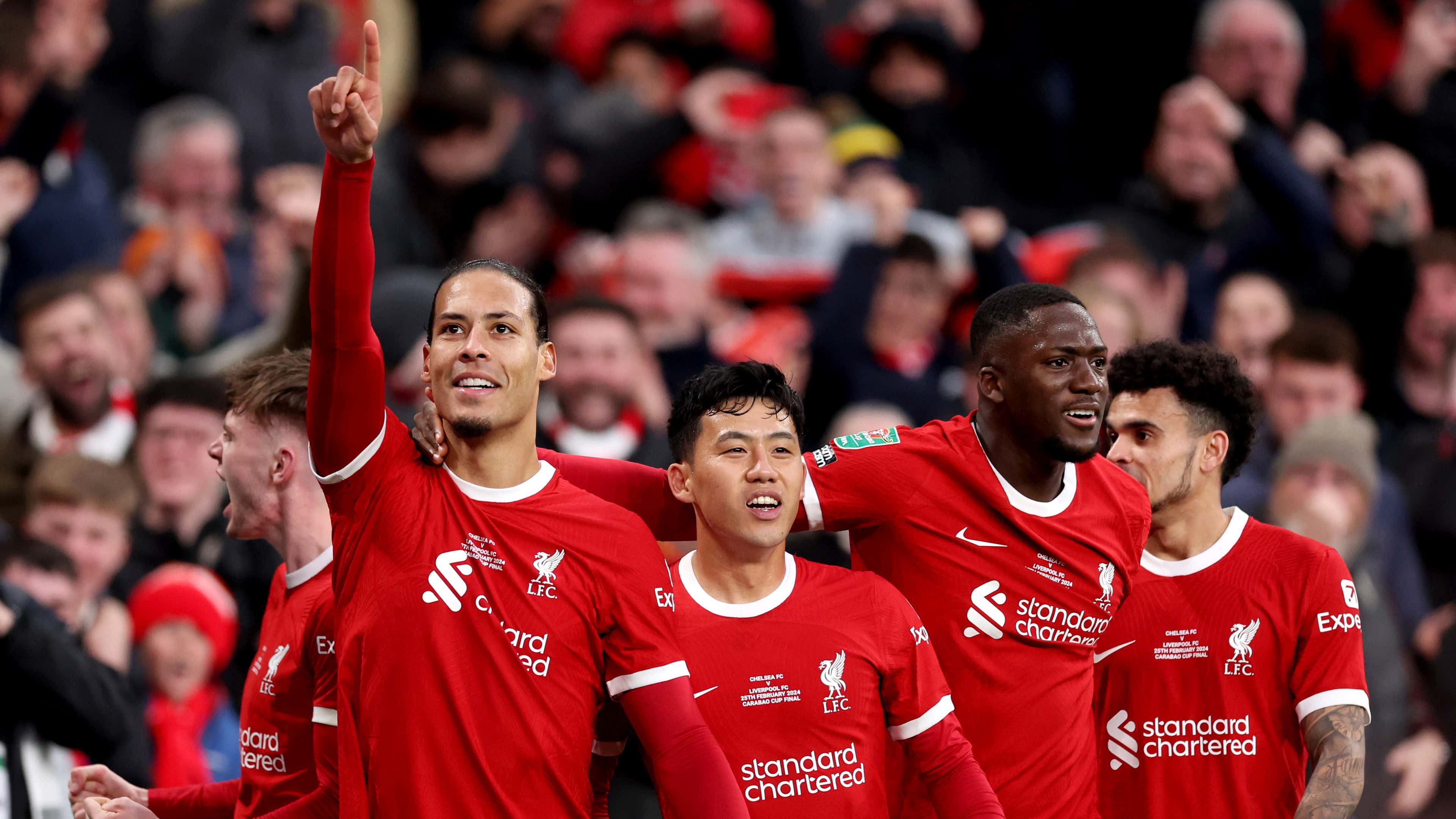 Selebrasi Virgil van Dijk (kiri) usai mencetak gol