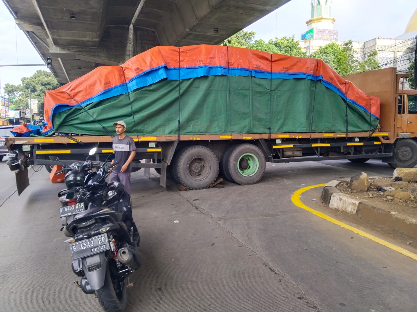 Salah satu turk yang mogok di U-Turn depan Mitra 10 Jalan Sholis, Senin (26/2/2024). REKA/RADAR BOGOR