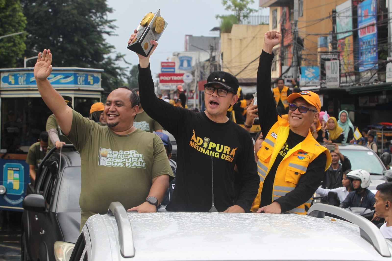 Wali Kota Bogor Bima Arya membawa Piala Adipura menggunakan KRL dari Stasiun Duren Kalibata menuju Stasiun Bogor. Sesampai di Kota Bogor, Bima Arya bersama Ketua DPRD Kota Bogor Atang Trisnanto membawa Piala Adipura keliling Kota Bogor.
