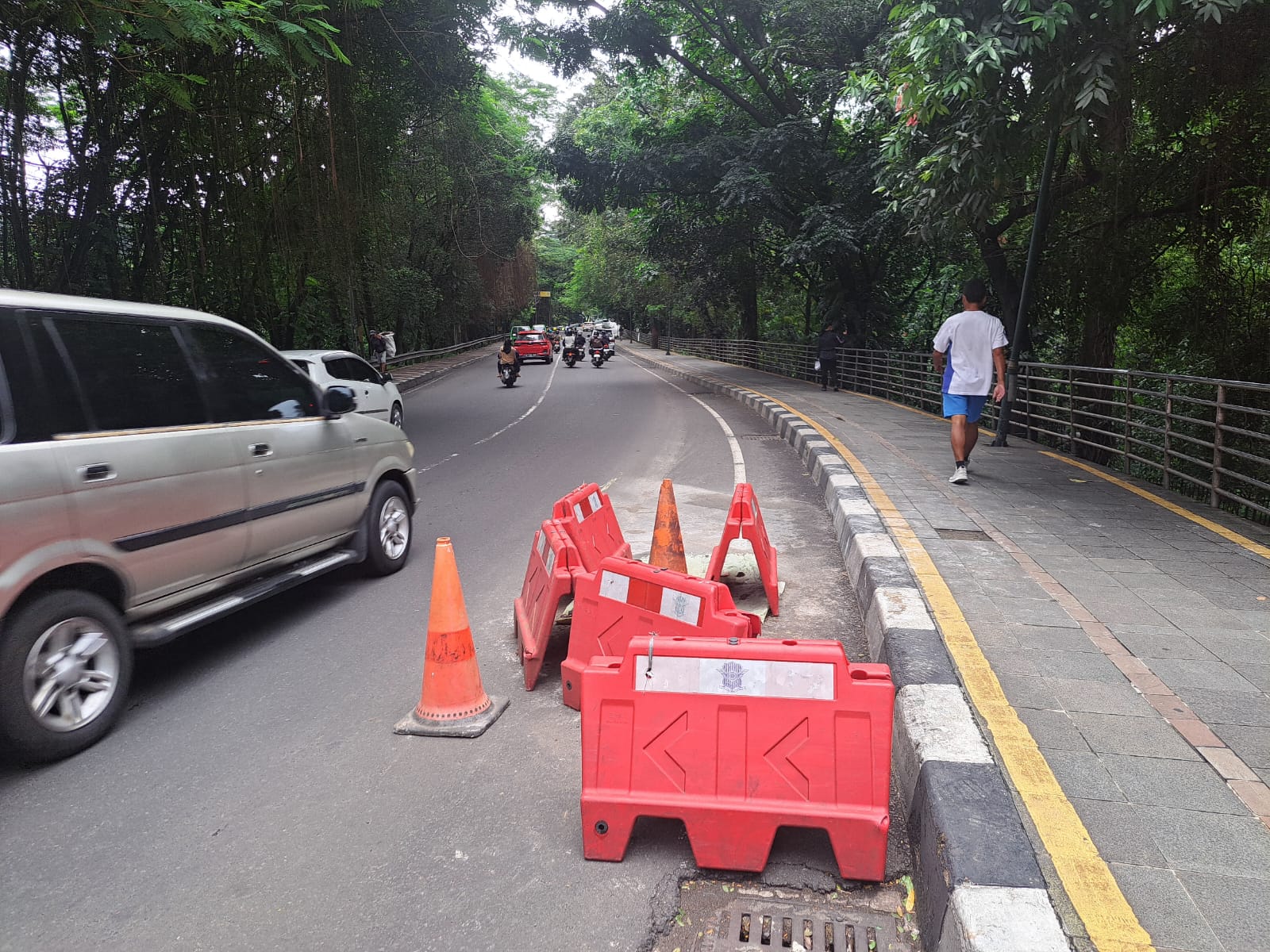 Titik aspal amblas di Jalan Jalak Harupat pada Sabtu (16/3/2024). Foto: Reka Faturachman