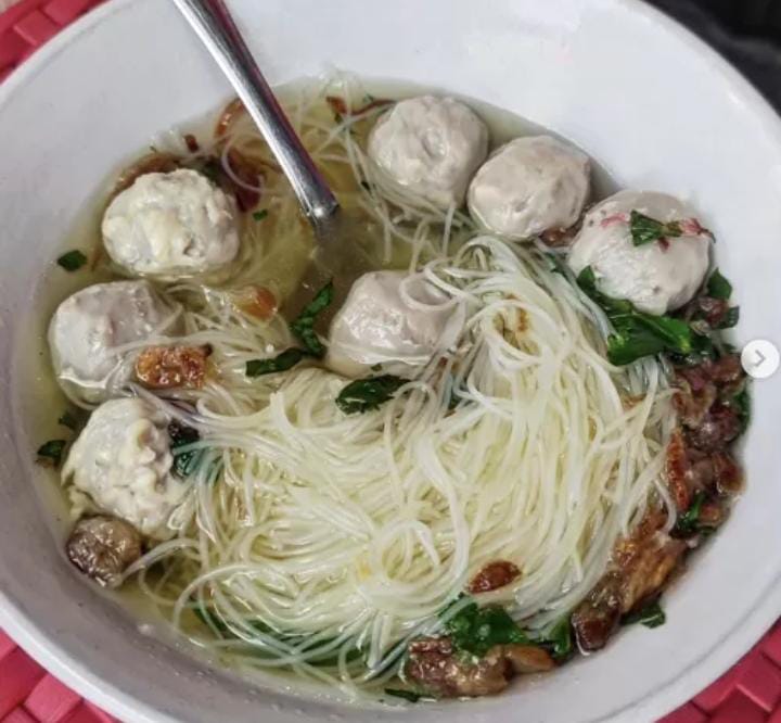 Baso Bening Si Abah yang berlokasi di Jl. Roda, Suryakencana, Kelurahan Gudang, Perempatan Gang Aut, Kecamatan Bogor Tengah, Kota Bogor, Jawa Barat.
